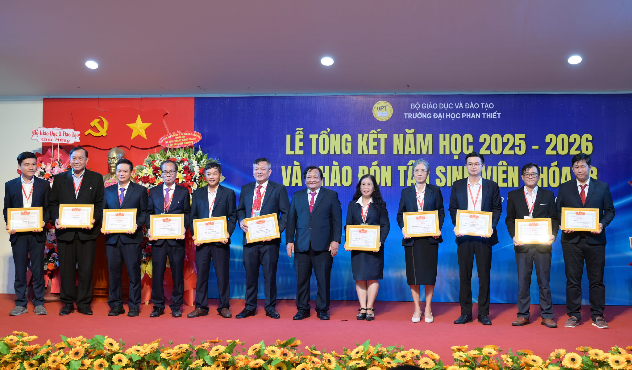 Trường Đại học Phan Thiết tặng Giấy khen cho các tập thể, cá nhân hoàn thành xuất sắc nhiệm vụ