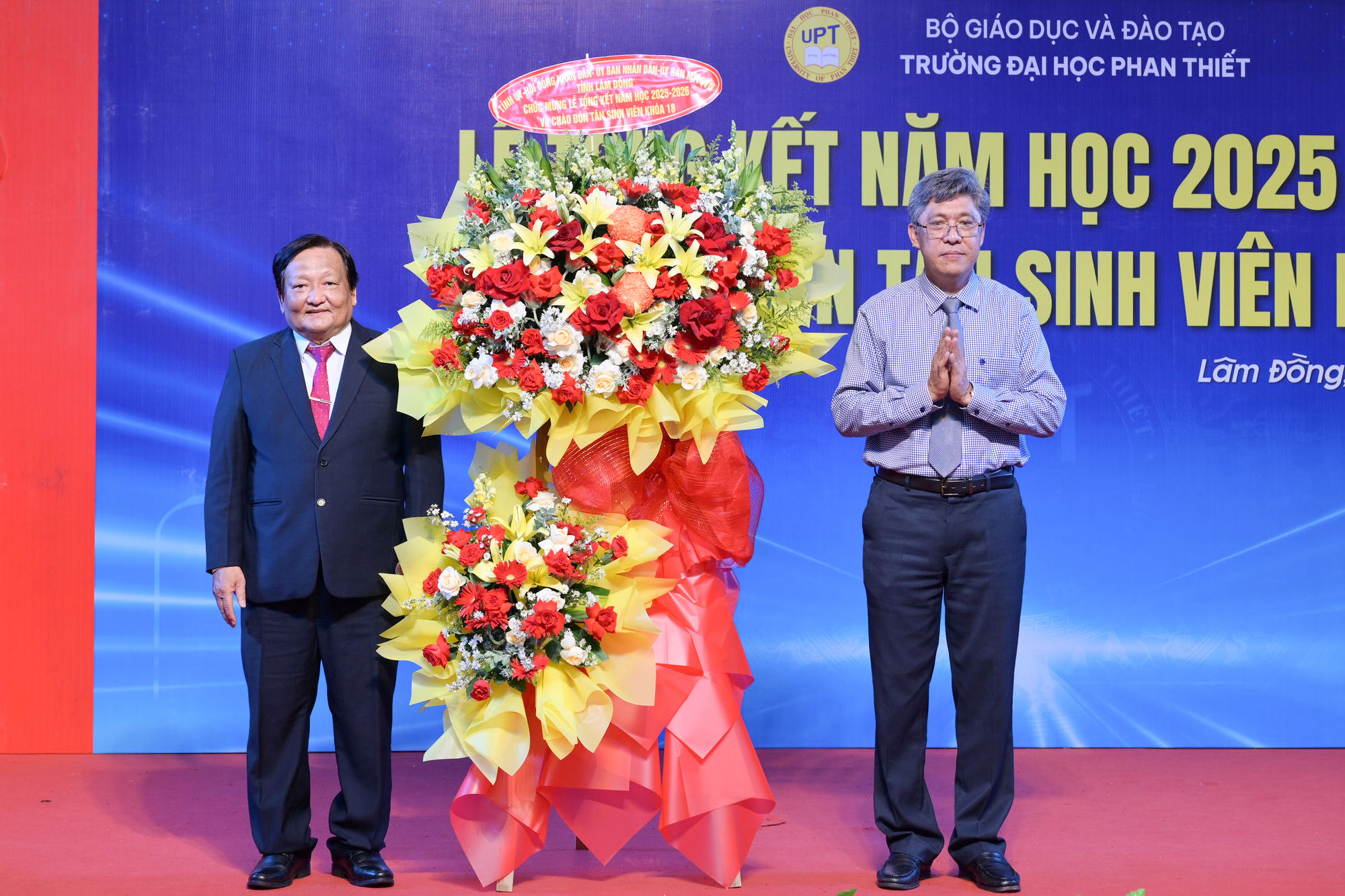 ubnd-tinh-tang-hoa-chuc-mung-tap-the-truong-da-hoc-phan-thiet(1).jpg
