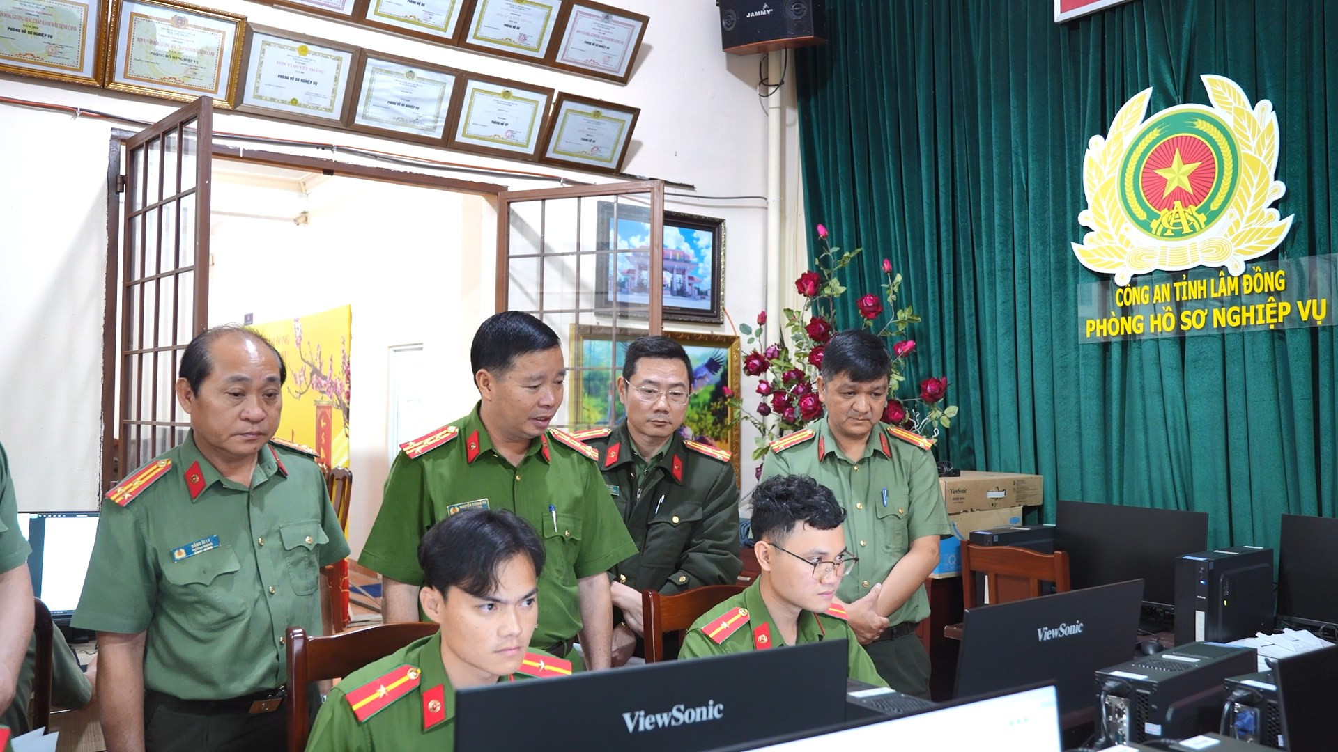 1. Đại tá Nguyễn Tường Vũ, Phó Giám đốc Công an tỉnh, kiểm tra việc thực hiện chiến dịch làm sạch dữ liệu lý lịch tư pháp.