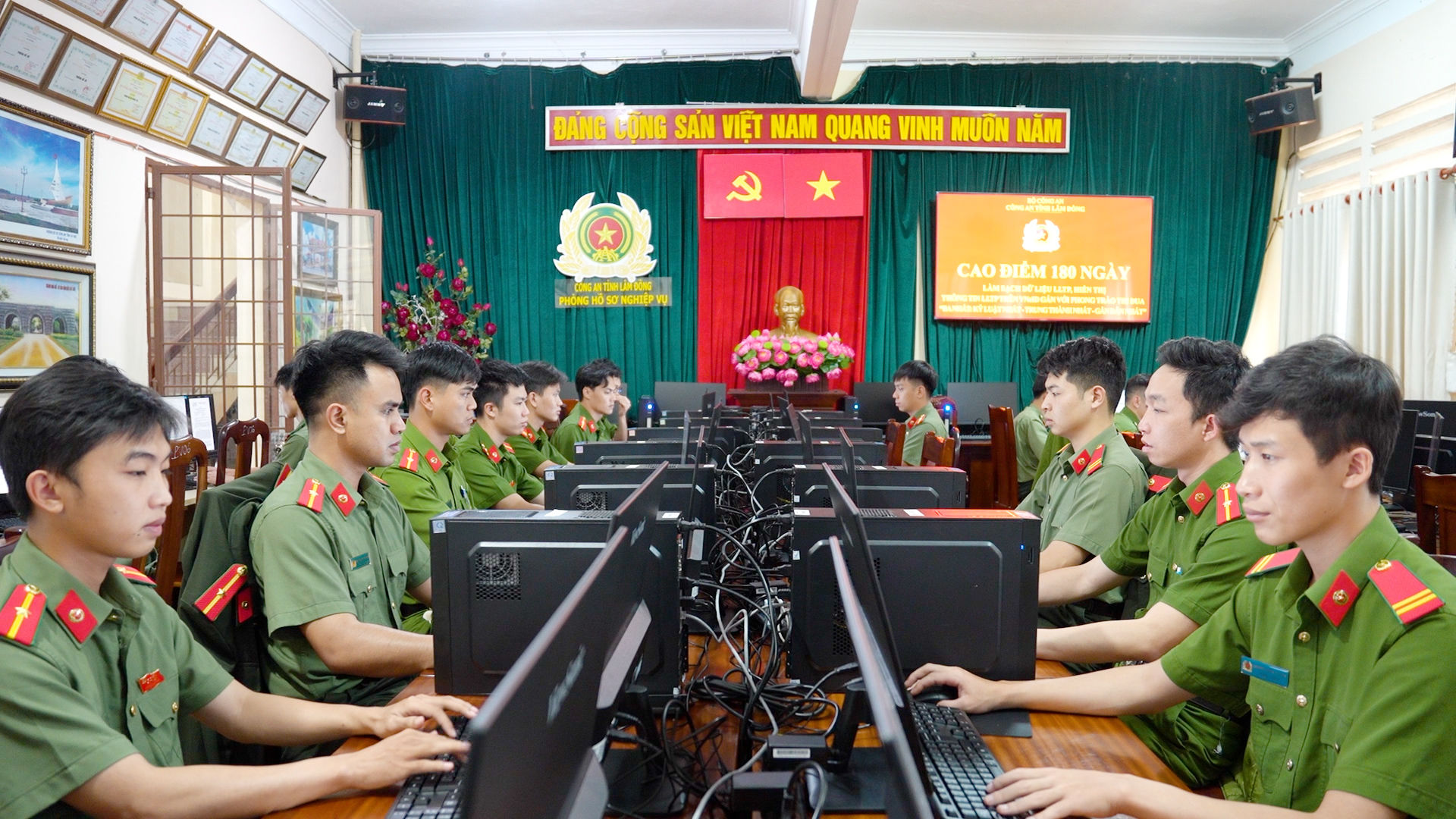 2. Cán bộ, chiến sĩ được tăng cường, tập trung xử lý dữ liệu trong cao điểm 180 ngày đêm.