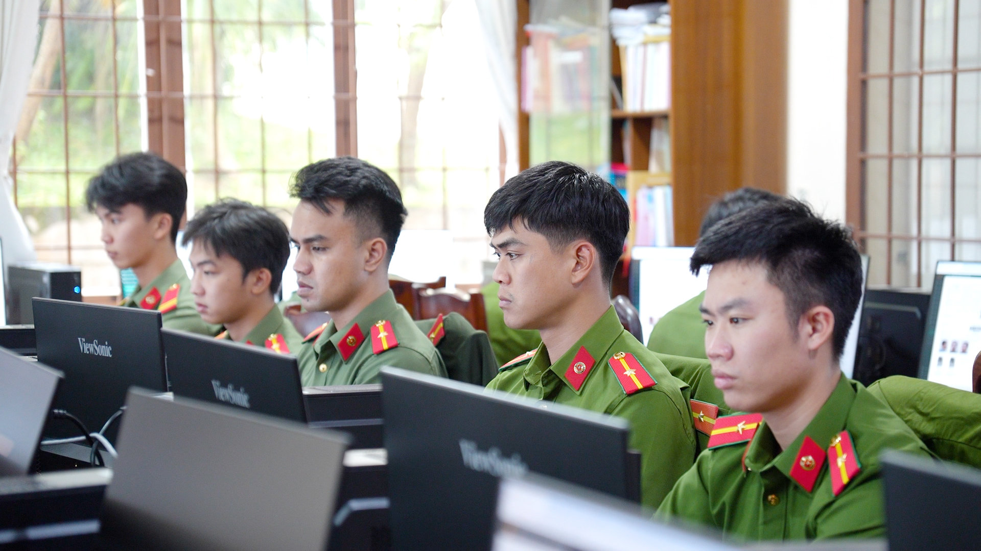 3. Cán bộ, chiến sĩ Công an Lâm Đồng tập trung rà soát, số hóa dữ liệu lý lịch tư pháp.