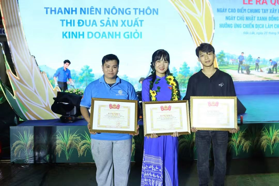 Dự án Mây của nhóm tác giả Lâm Đồng được trao Bằng khen của Trung ương Đoàn tại cuộc thi. 