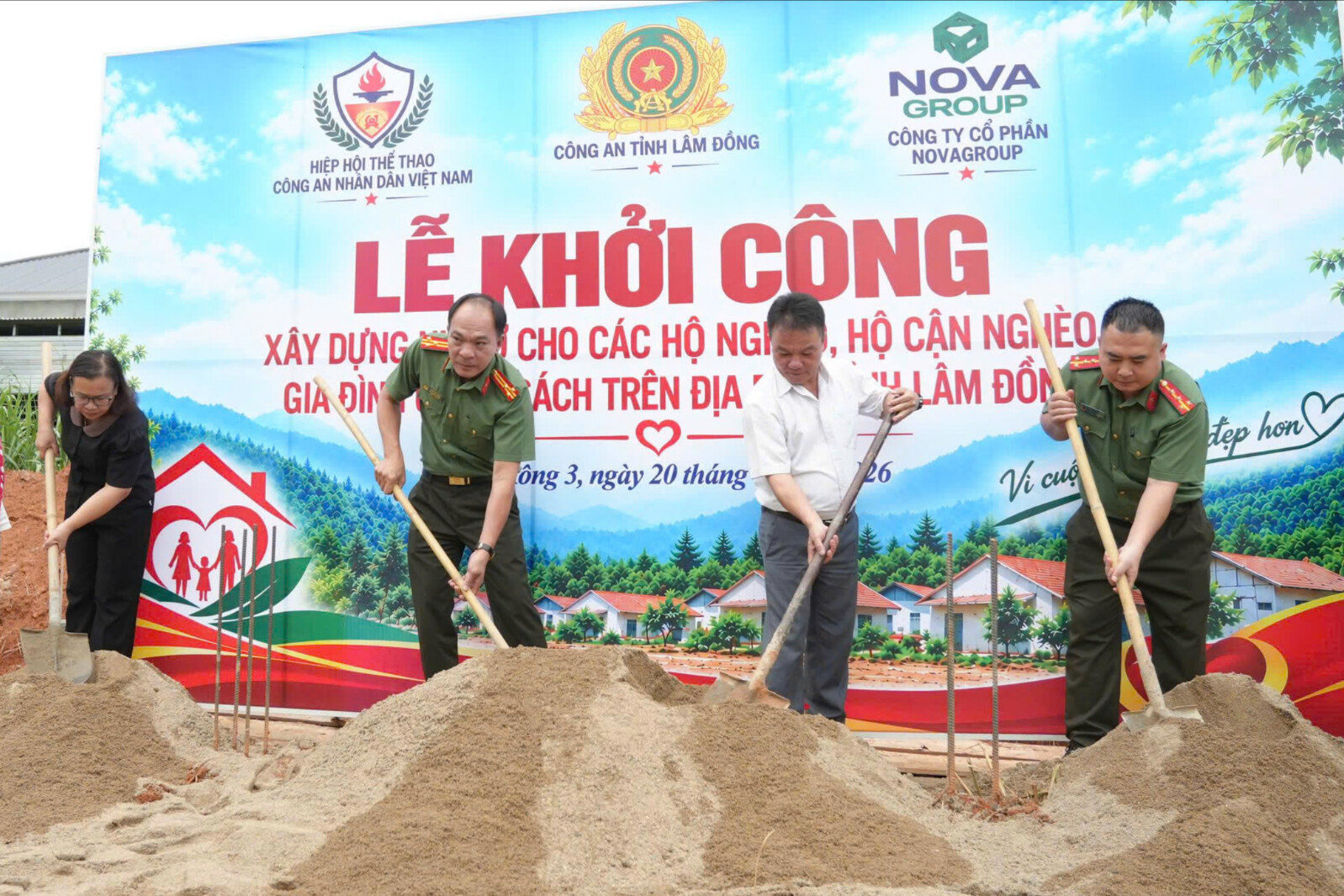 lanh-dao-phong-cong-tac-chinh-tri-cong-an-tinh-dong-dong-va-lanh-dao-xa-dam-rong-3(1).jpg