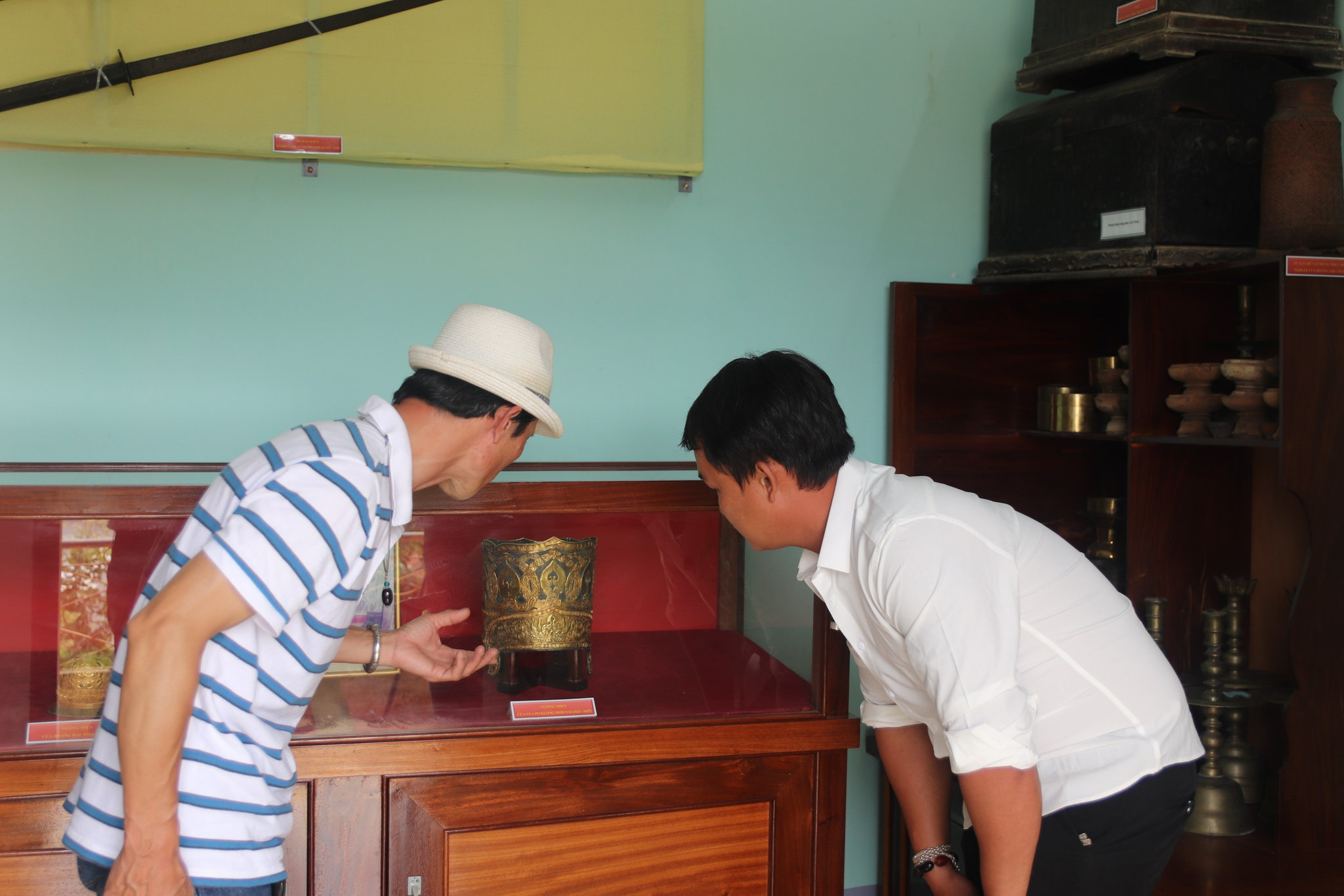 Nhiều hiện vật của hoàng tộc Chăm có giá trị văn hóa đang được trưng bày tại điểm tham quan của gia đình hoàng tộc Chăm xã Bắc Bình