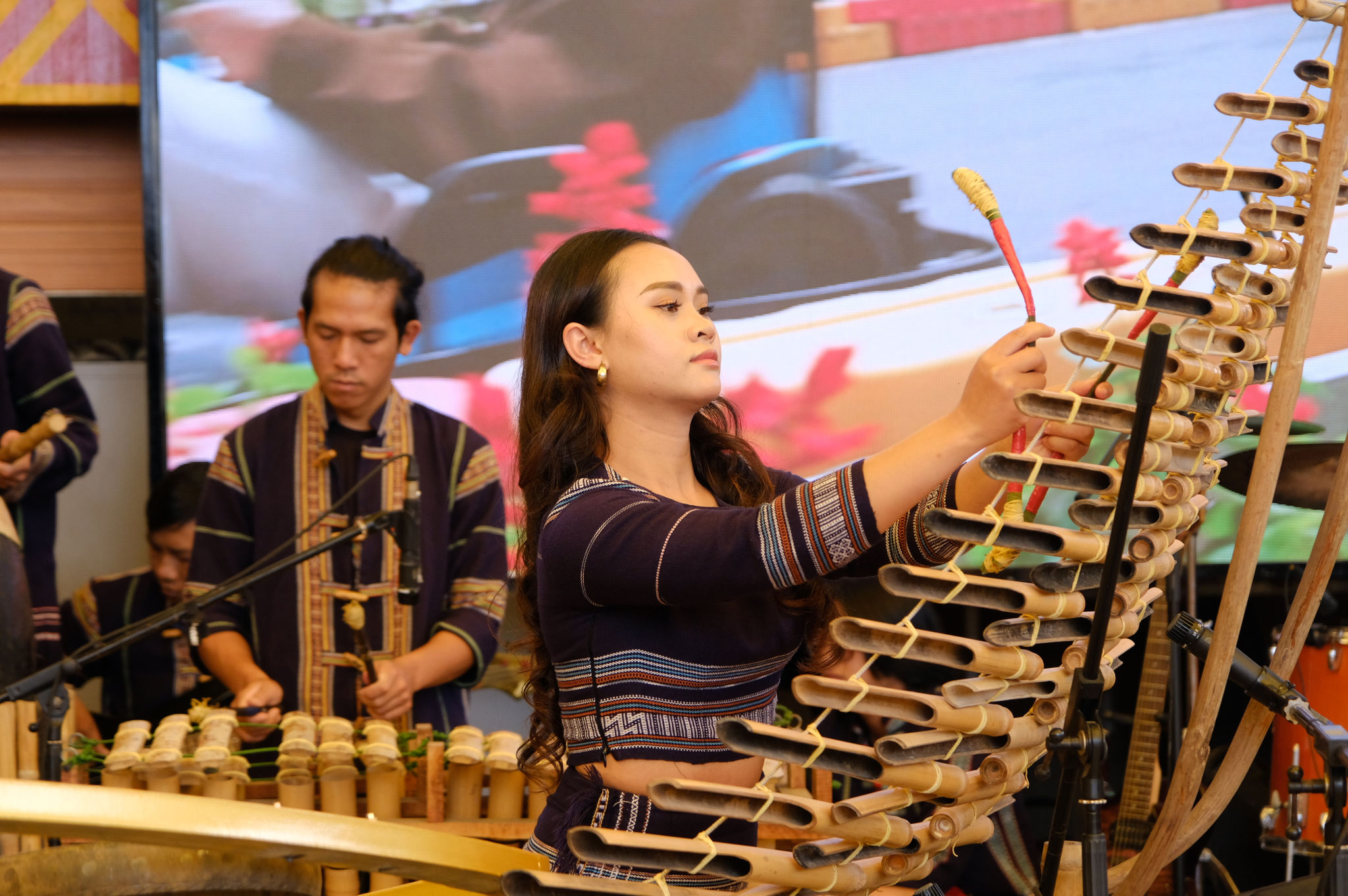 Phrim chơi thành thạo đàn T'rưng