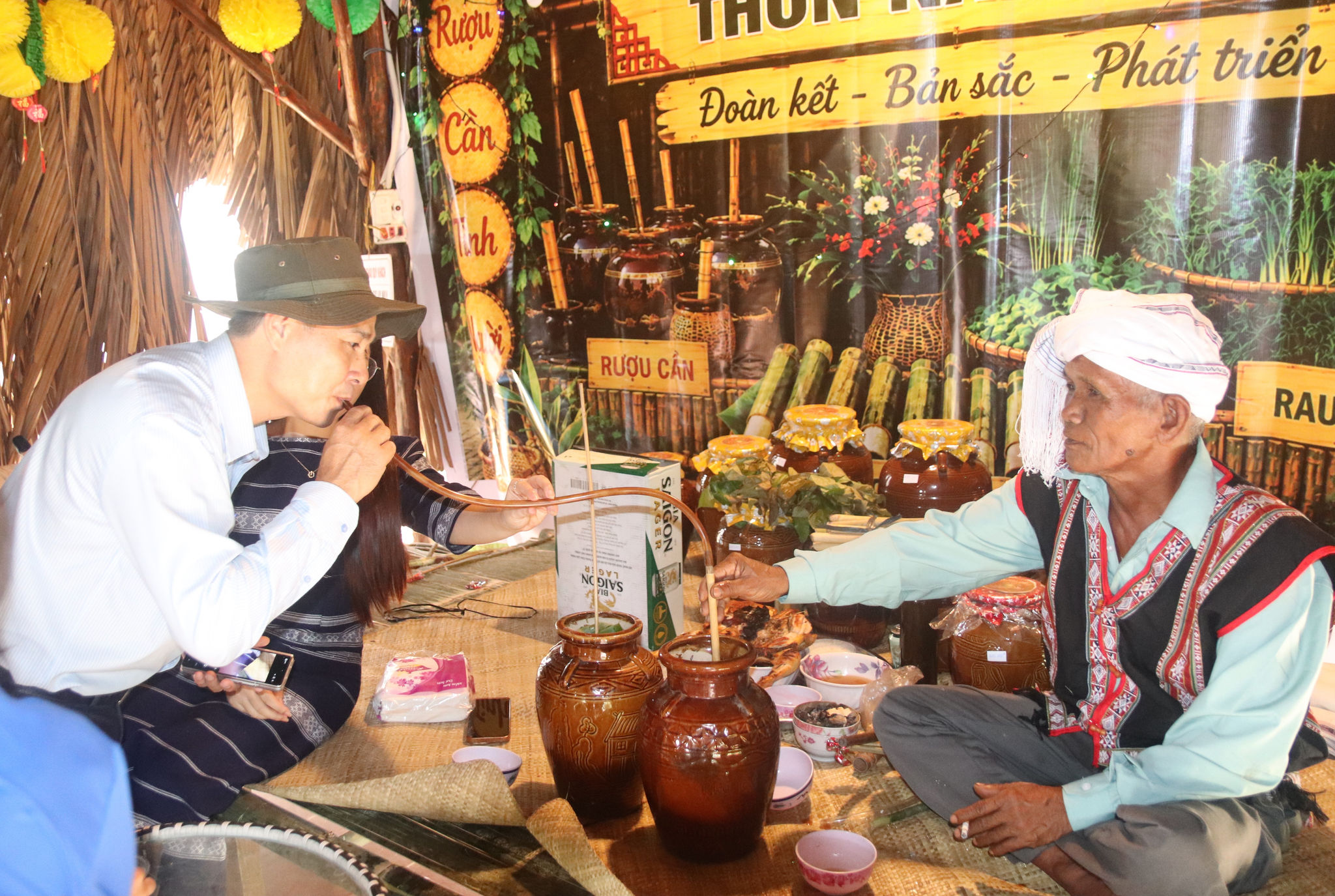 Rượu cần thôn Nam Sơn được giới thiệu trong hoạt động lễ hội văn hóa của xã La Dạ