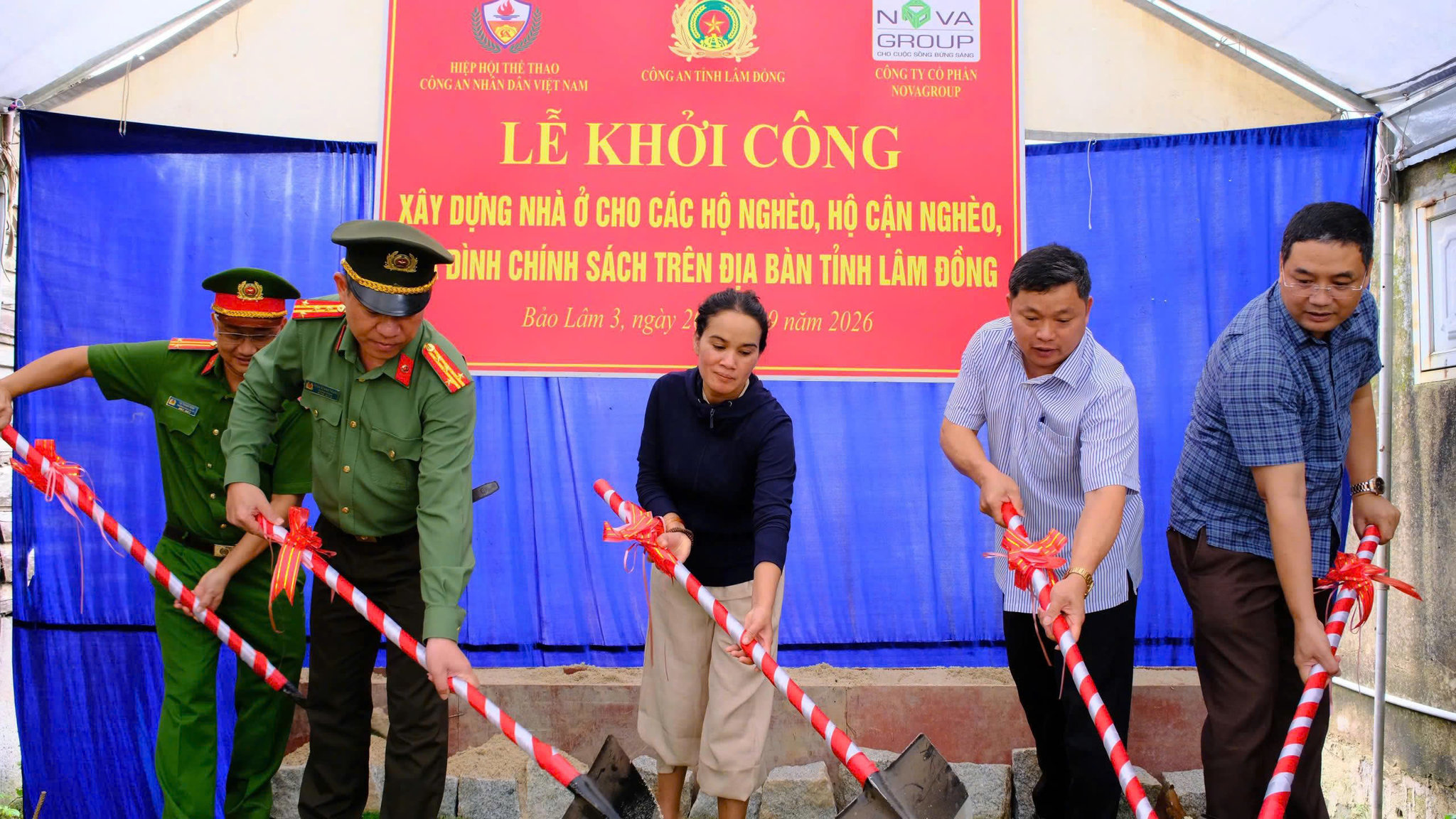 Thực hiện nghi thức khởi công