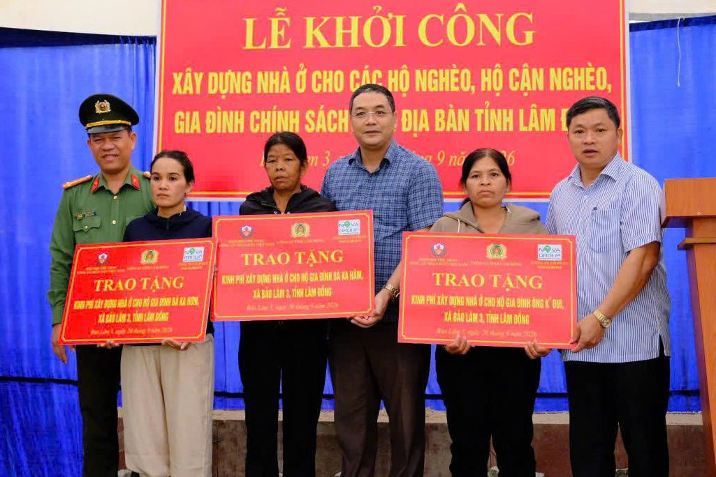trao-bieu-trung-ho-tro-tien-nha-cho-nhung-gia-dinh-co-hoan-canh-kho-khan(1).jpg