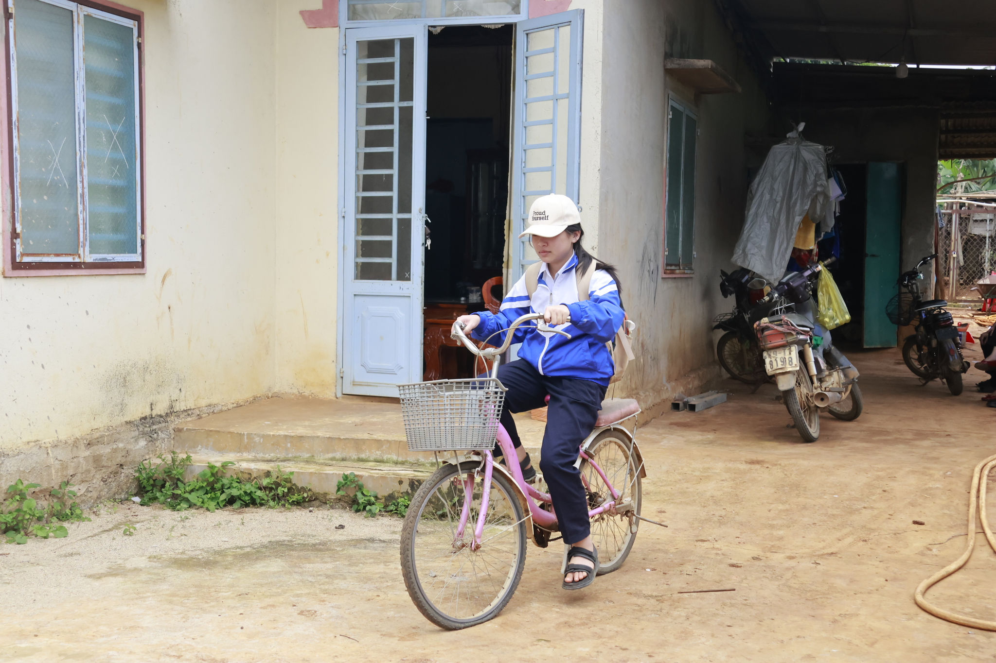 4. Lan Hương đạp xe đến trường trên con đường quen thuộc.