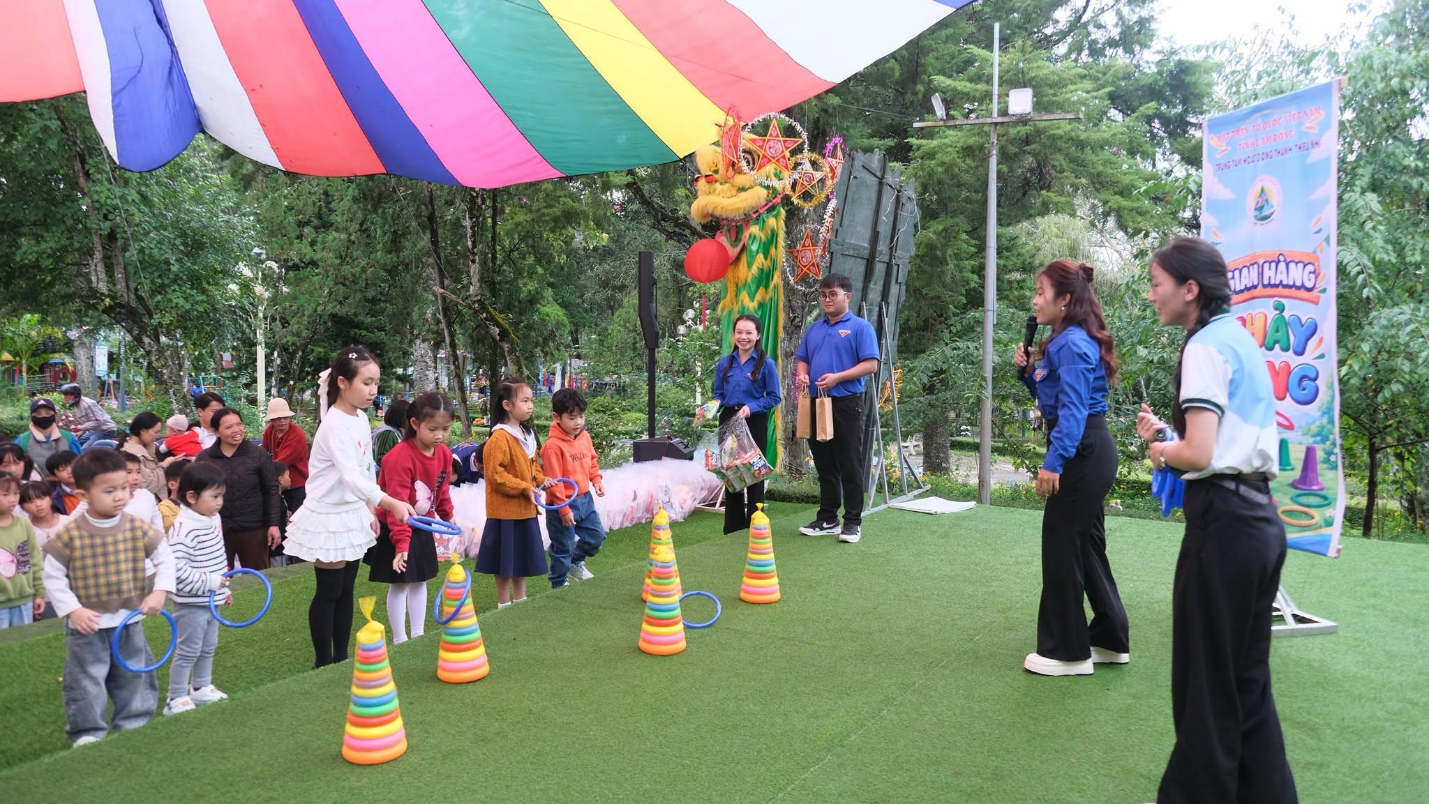 Thiếu nhi hào hứng tham gia các hoạt động vui hội Trung thu ở cơ sở