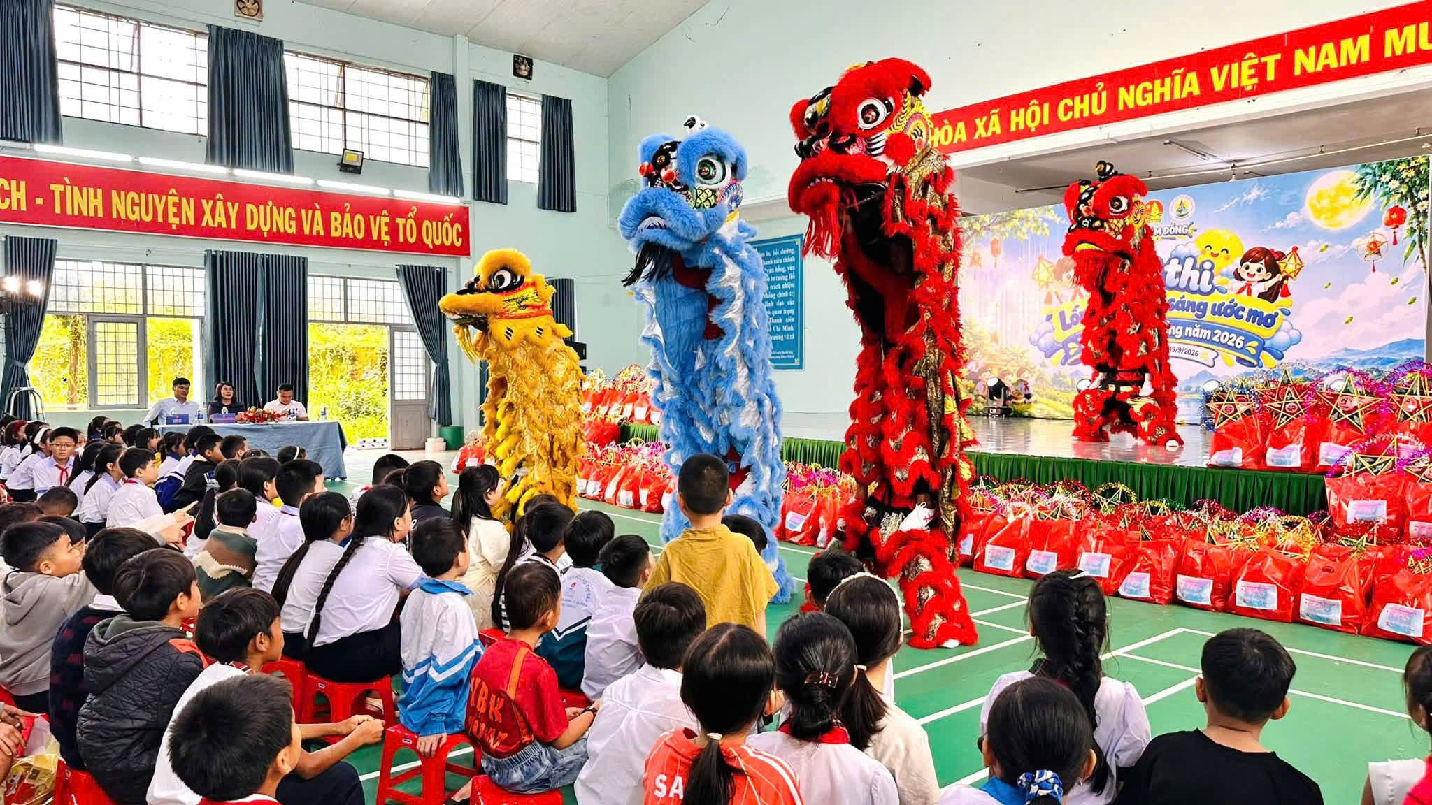 Không khí rộn ràng trong ngày hội Trung thu dành cho thiếu nhi.