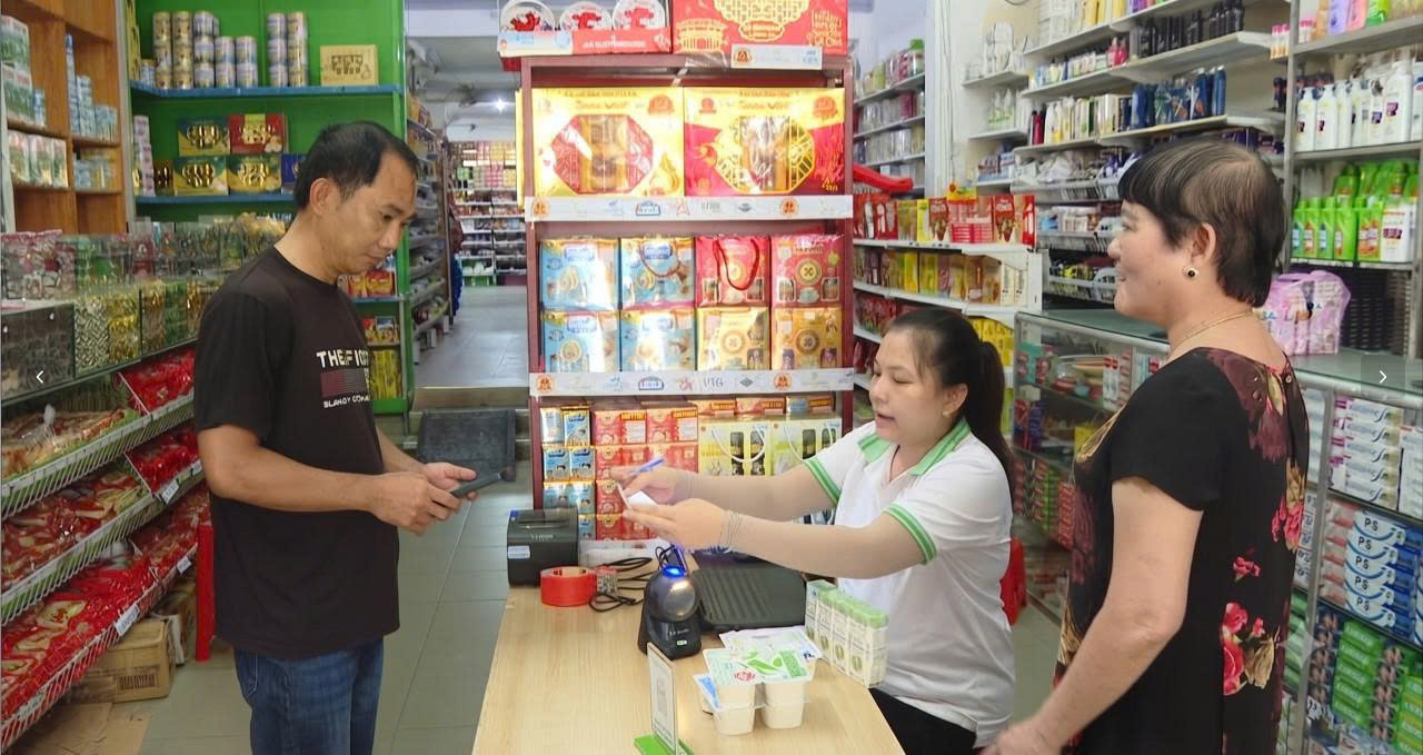 Anh Phan Duy Thịnh ở phường Bình Thuận (Lâm Đồng) luôn lấy hoá đơn điện tử khi mua hàng