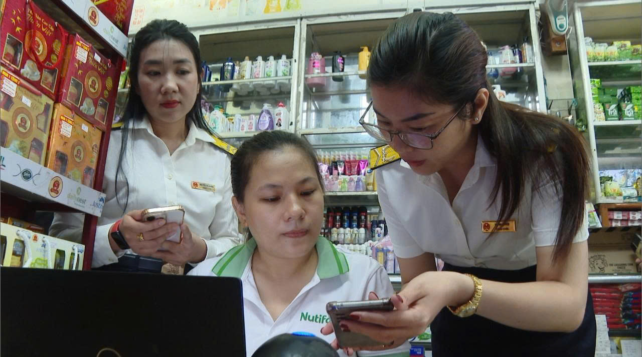 Cán bộ Thuế cơ sở 6 tỉnh Lâm Đồng hướng dẫn hộ kinh doanh nộp thuế điện tử qua ứng dụng eTax Mobile