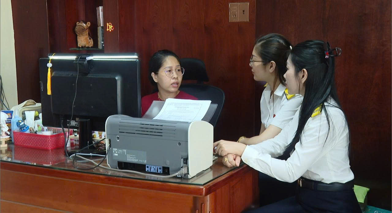 Cán bộ Thuế cơ sở 6 tỉnh Lâm Đồng tuyên tuyền, hỗ trợ người nộp thuế trong sử dụng hoá đơn điện tử, nộp thuế điện tử