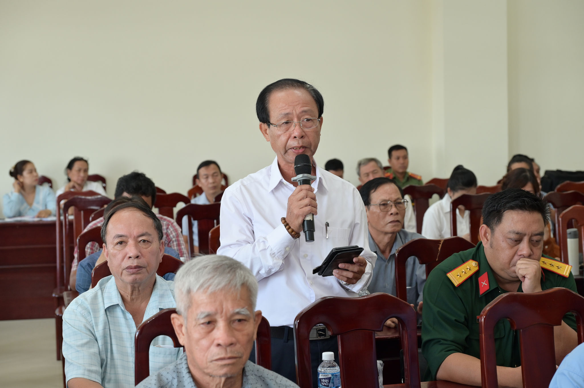 Cử tri kiến nghị tại buổi tiếp xúc
