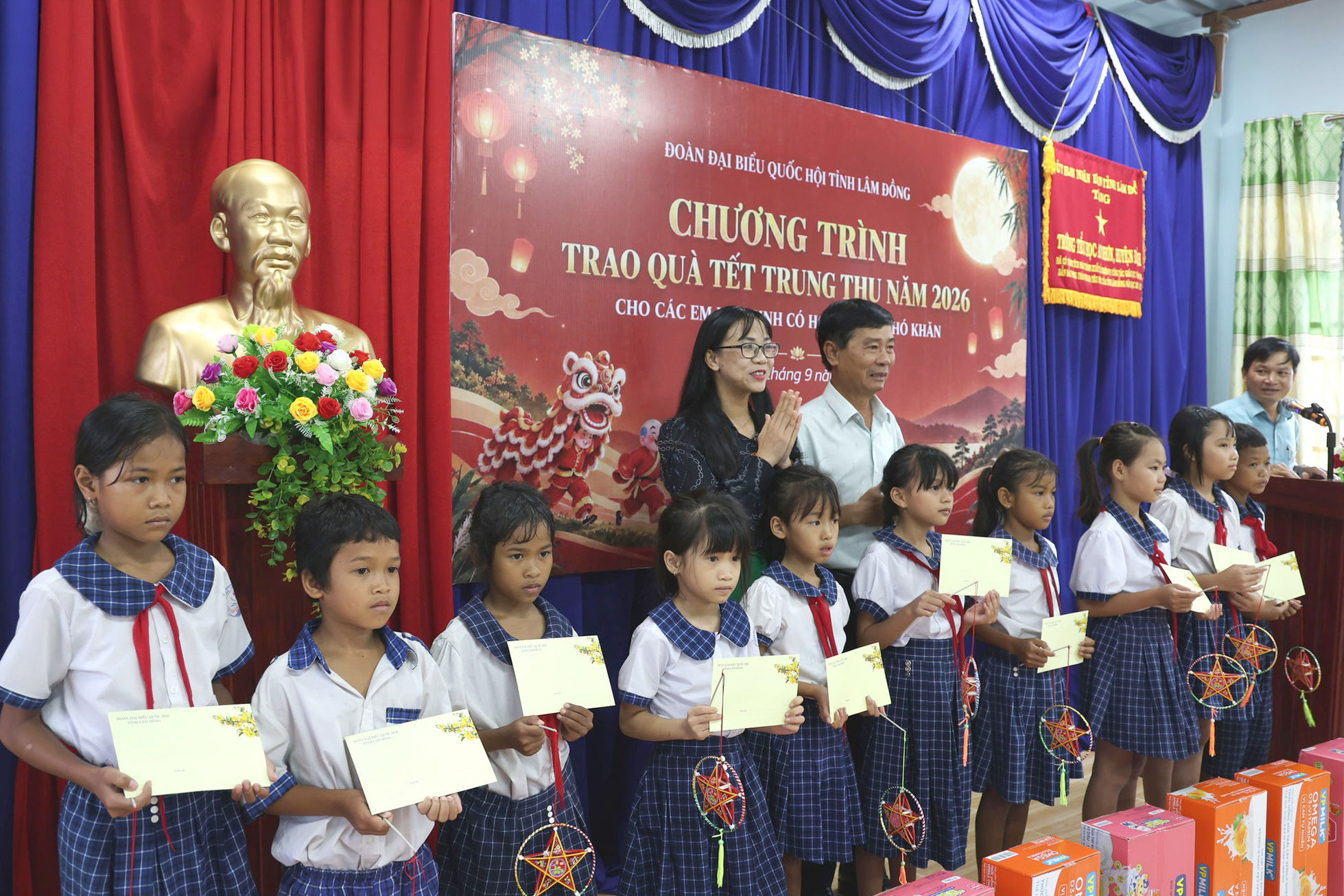 dai-bieu-quoc-hoi-trinh-thi-tu-anh-tang-qua-trung-thu-cho-cac-em-hoc-sinh-co-hoan-canh-kho-khan-truong-tieu-hoc-an-nhon(2).jpg