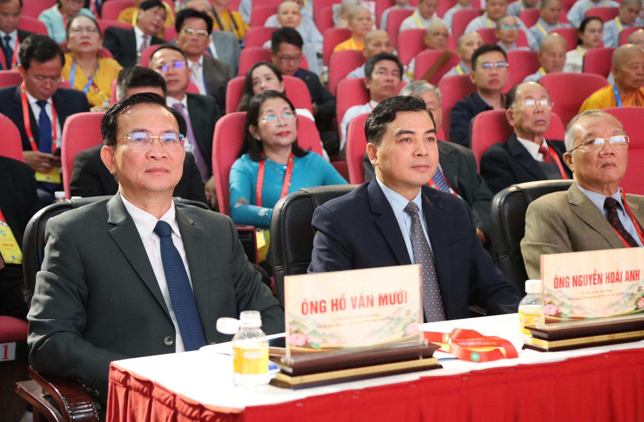 Các đồng chí Nguyễn Hoài Anh, Ủy viên Trung ương Đảng, Thứ trưởng Thường trực Bộ Dân tộc và Tôn giáo; Hồ Văn Mười, Ủy viên Trung ương Đảng, Phó Bí thư Tỉnh ủy, Chủ tịch UBND tỉnh Lâm Đồng cùng các đại biểu tham dự