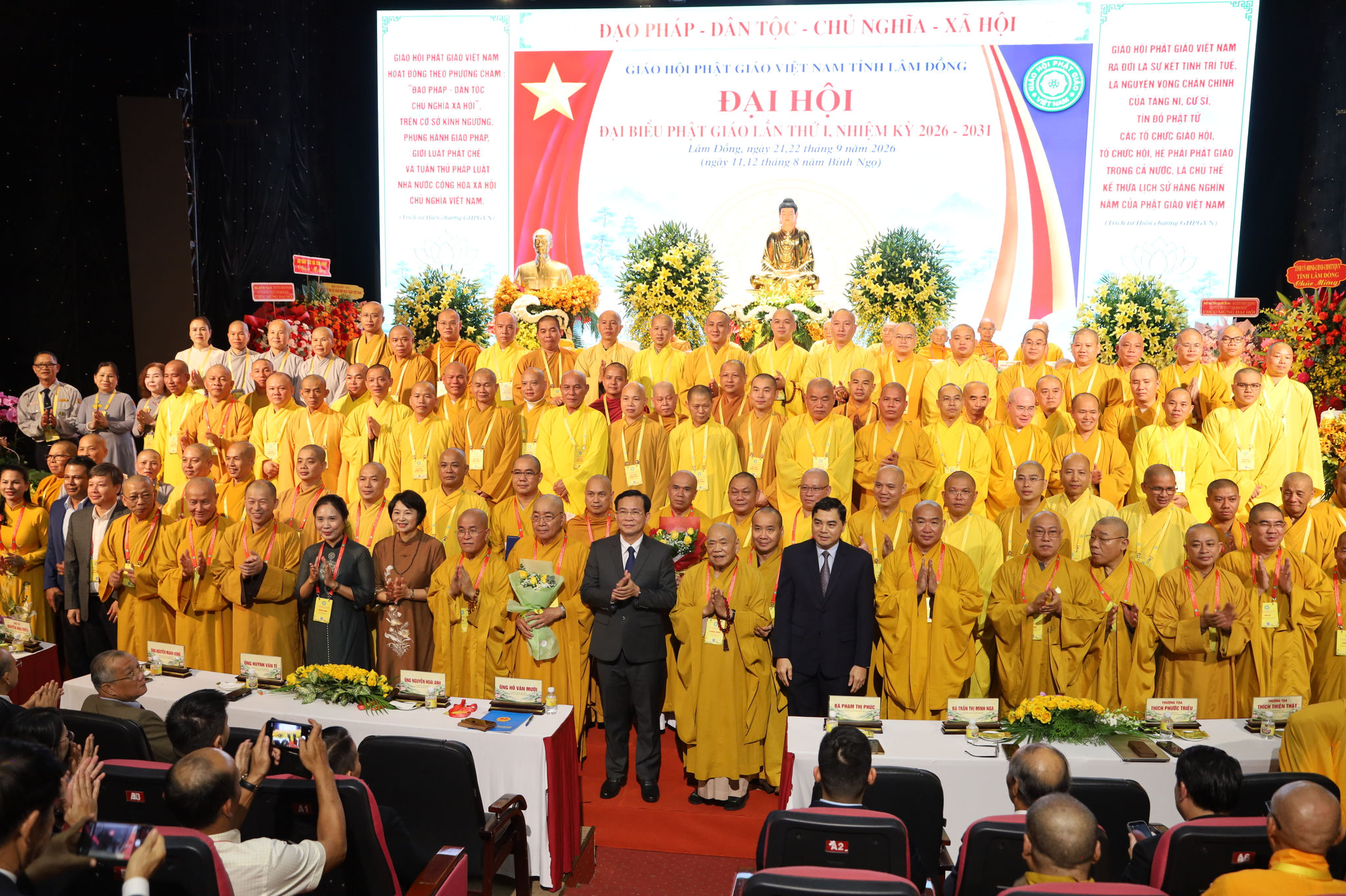 Các đại biểu chụp hình lưu niệm cùng Ban Trị sự Giáo hội Phật giáo Việt Nam tỉnh Lâm Đồng nhiệm kỳ 2026 – 2031