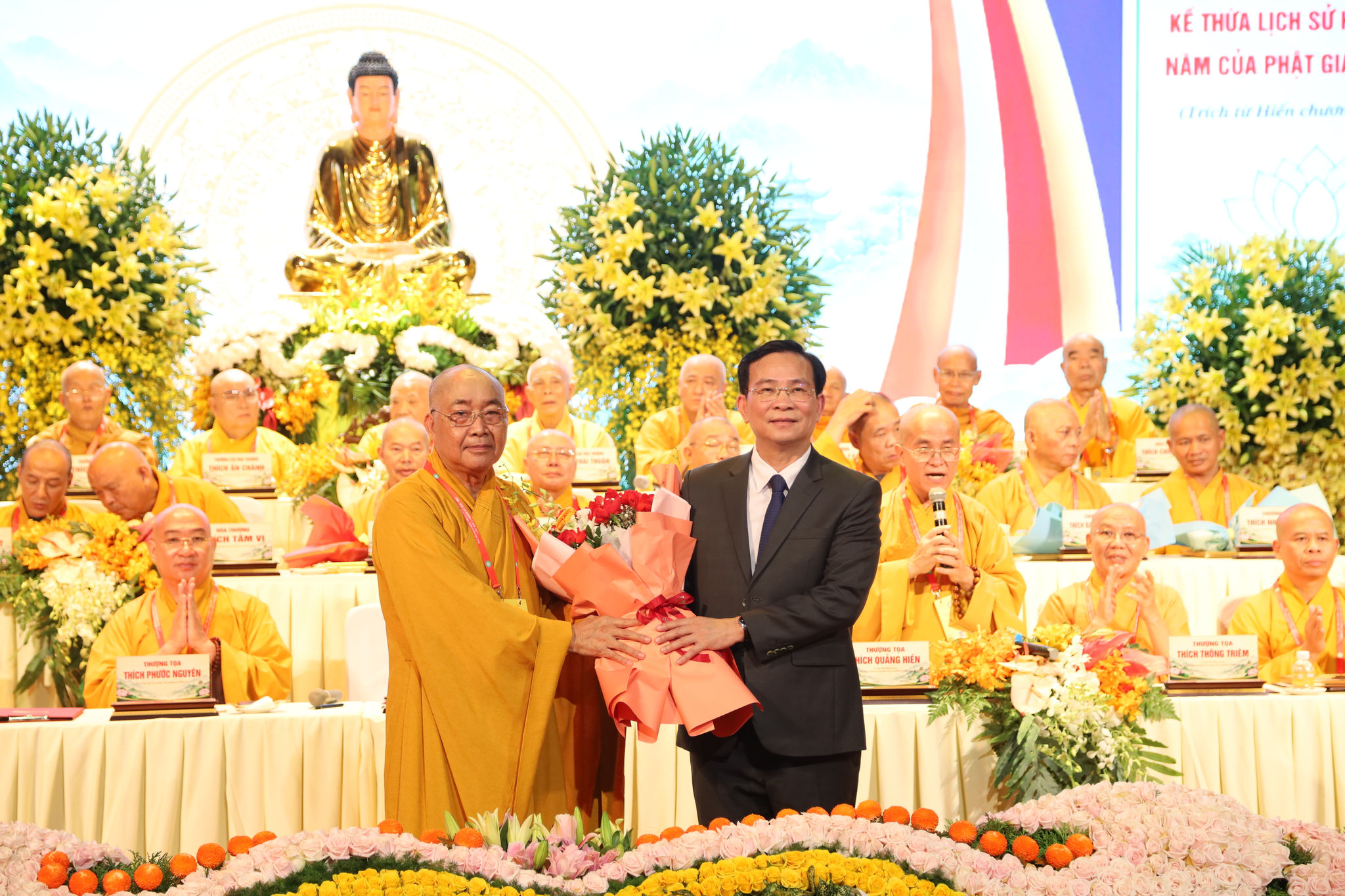 Giáo hội Phật giáo Việt Nam tỉnh Lâm Đồng tặng hoa cảm ơn đồng chí Hồ Văn Mười, Ủy viên Trung ương Đảng, Phó Bí thư Tỉnh ủy, Chủ tịch UBND tỉnh
