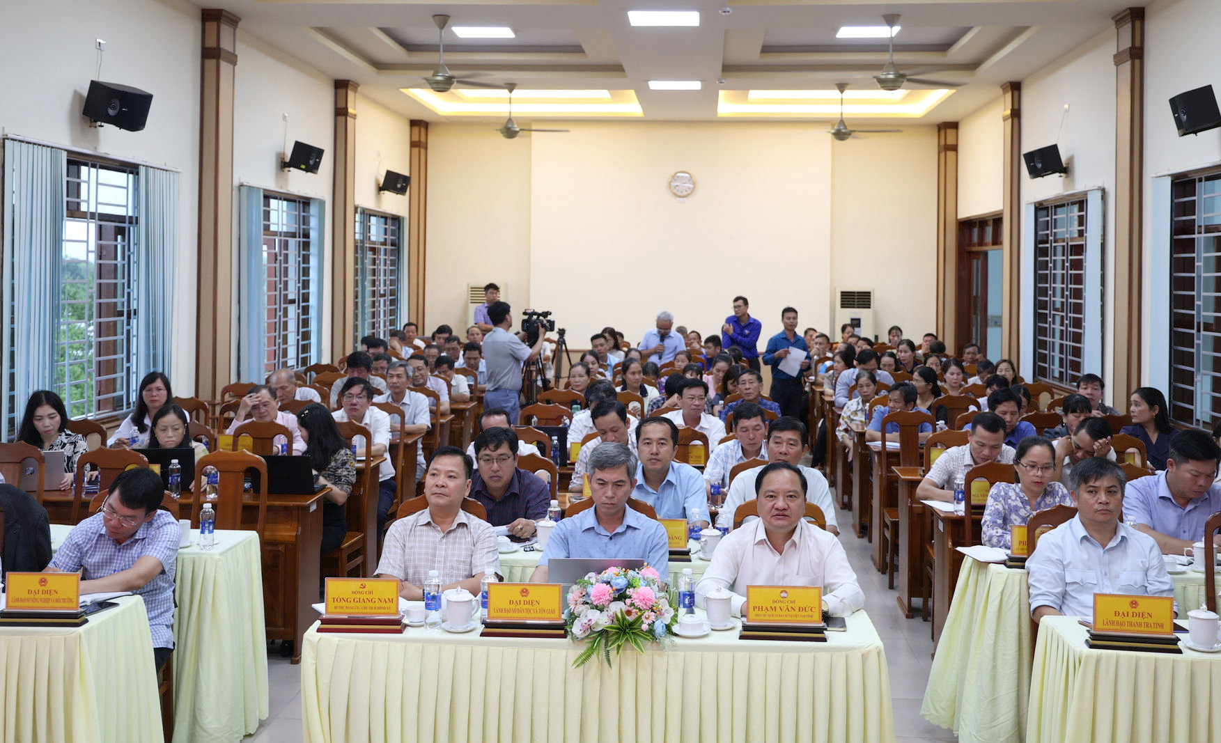 lanh-dao-tinh-dia-phuong-va-cu-tri-xa-da-teh-tham-du-tai-hoi-nghi(1).jpg