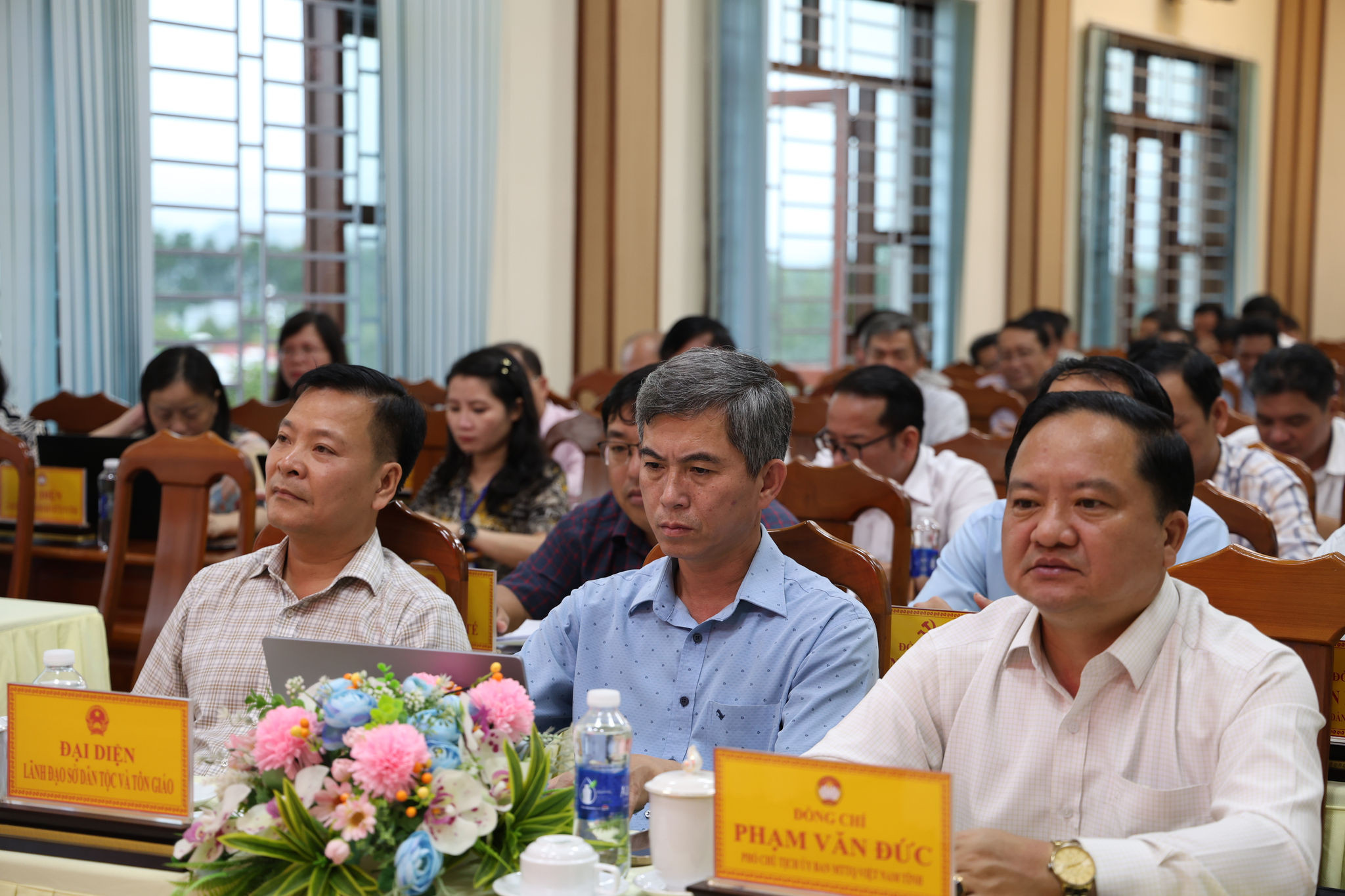 lanh-dao-tinh-va-dia-phuong-tham-du-hoi-nghi(1).jpg