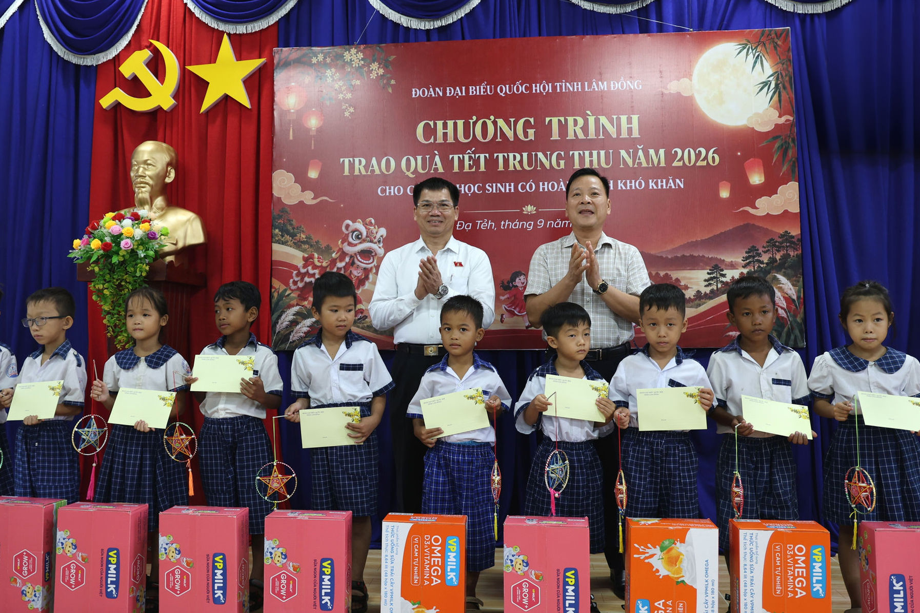 pho-truong-doan-dai-bieu-quoc-hoi-tinh-lam-dong-va-bi-thu-dang-uy-xa-da-teh-tang-qua-cho-hoc-sinh-truong-tieu-hoc-an-nhon(1).jpg