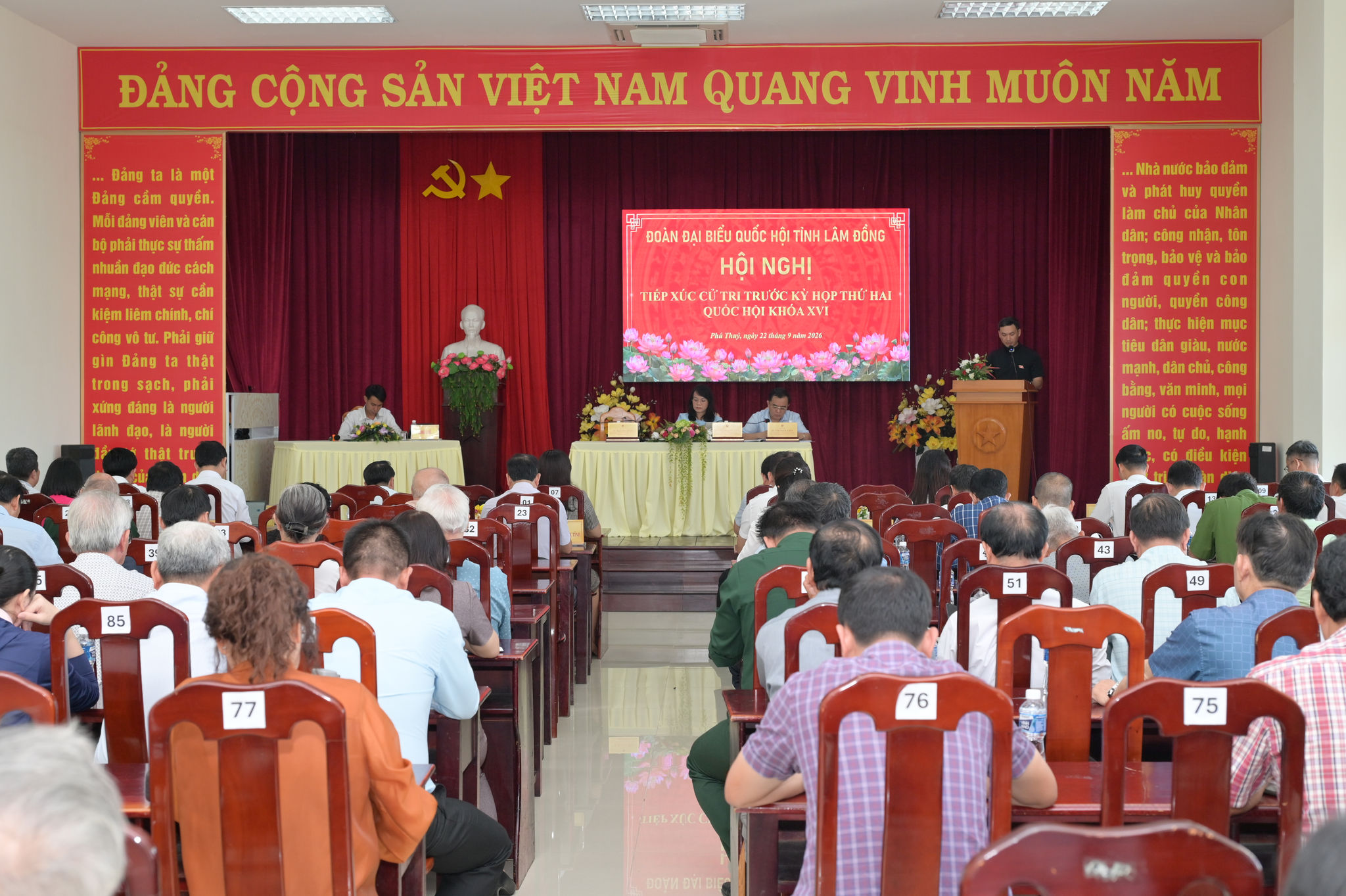 Toàn cảnh buổi tiếp xúc cử tri
