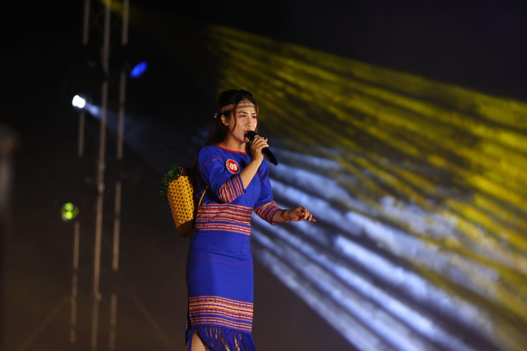Trên sân khấu, mọi người dân đều tỏa sáng