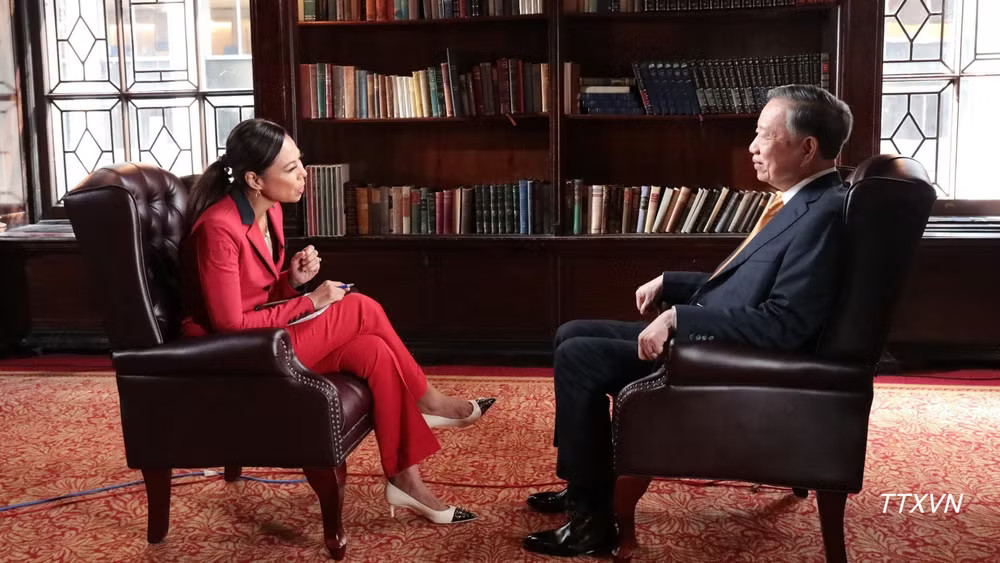vna-potal-tong-bi-thu-chu-tich-nuoc-to-lam-tra-loi-phong-van-bloomberg-tv.avif