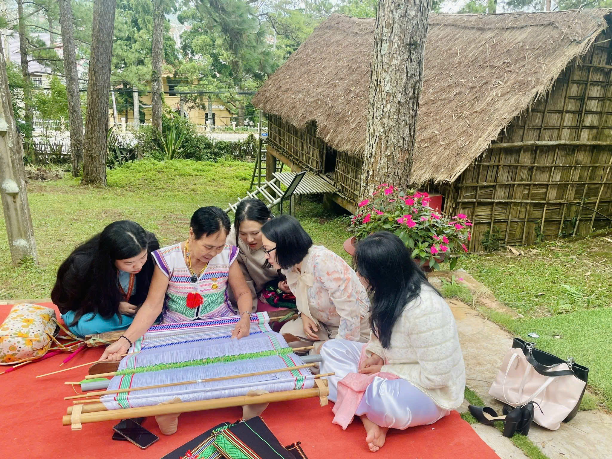 Bảo tồn nghề dệt thổ cẩm trong cách thức làm nghề, hoa văn, họa tiết, màu sắc