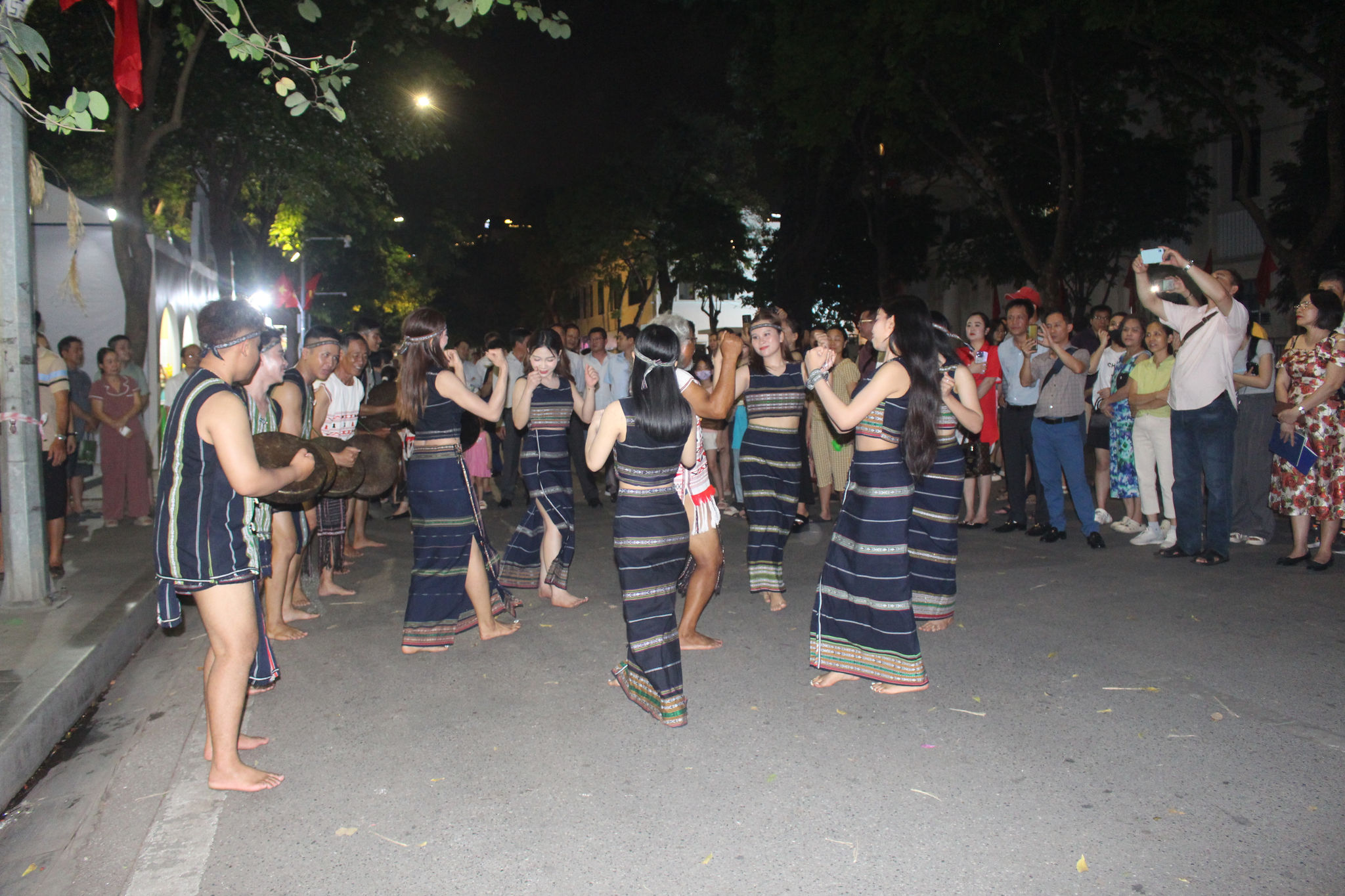 Cồng chiêng có thể trở thành âm nhạc đường phố hấp dẫn mà vẫn giữ được cốt lõi âm sắc