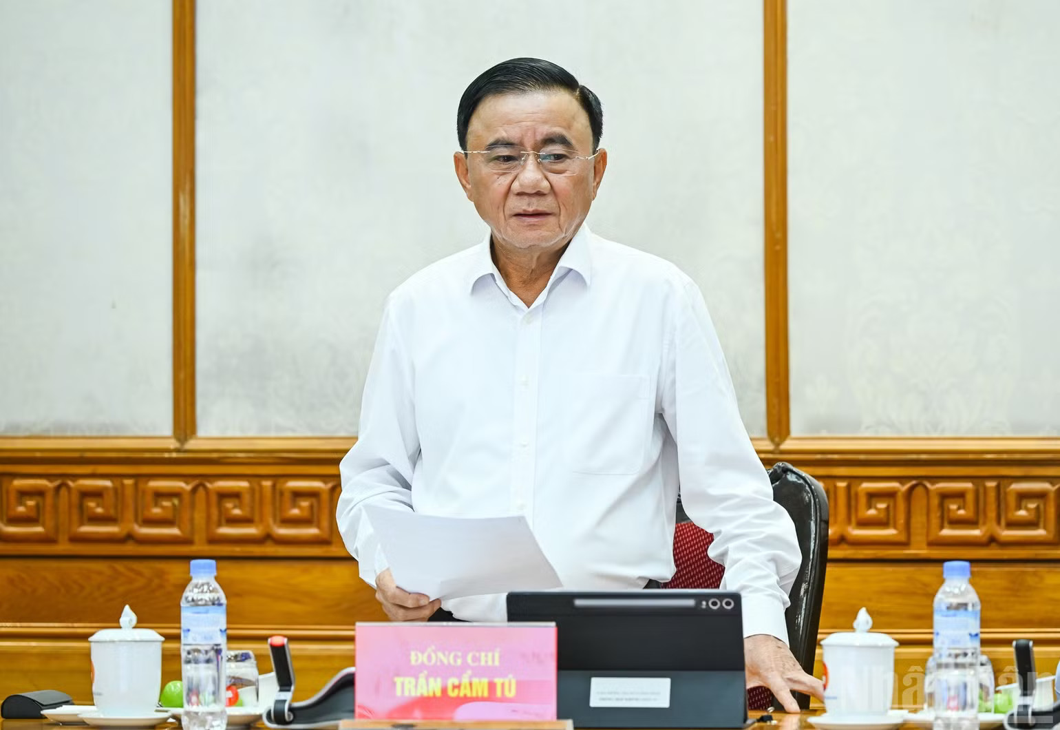 Thường trực Ban Bí thư Trần Cẩm Tú ghi nhận tinh thần chủ động, khẩn trương của các cơ quan trong phối hợp nghiên cứu, xây dựng, đưa hai hệ thống vào thí điểm. (Ảnh: DUY LINH) ndo_br_bnd-1276.jpg