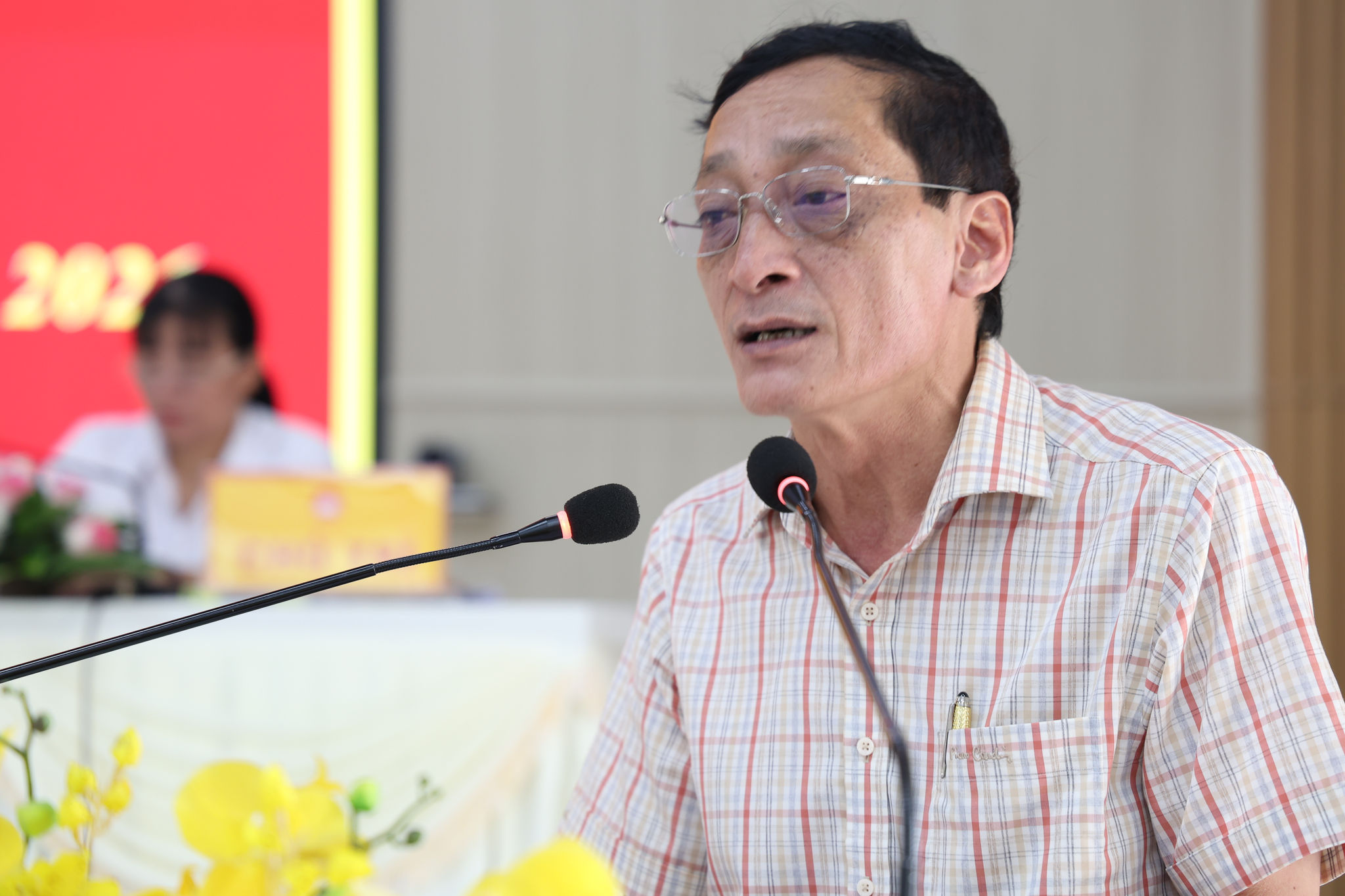 Chủ tịch UBND xã Đạ Hoai Lưu Hồng Long giải đáp kiến nghị của cử tri