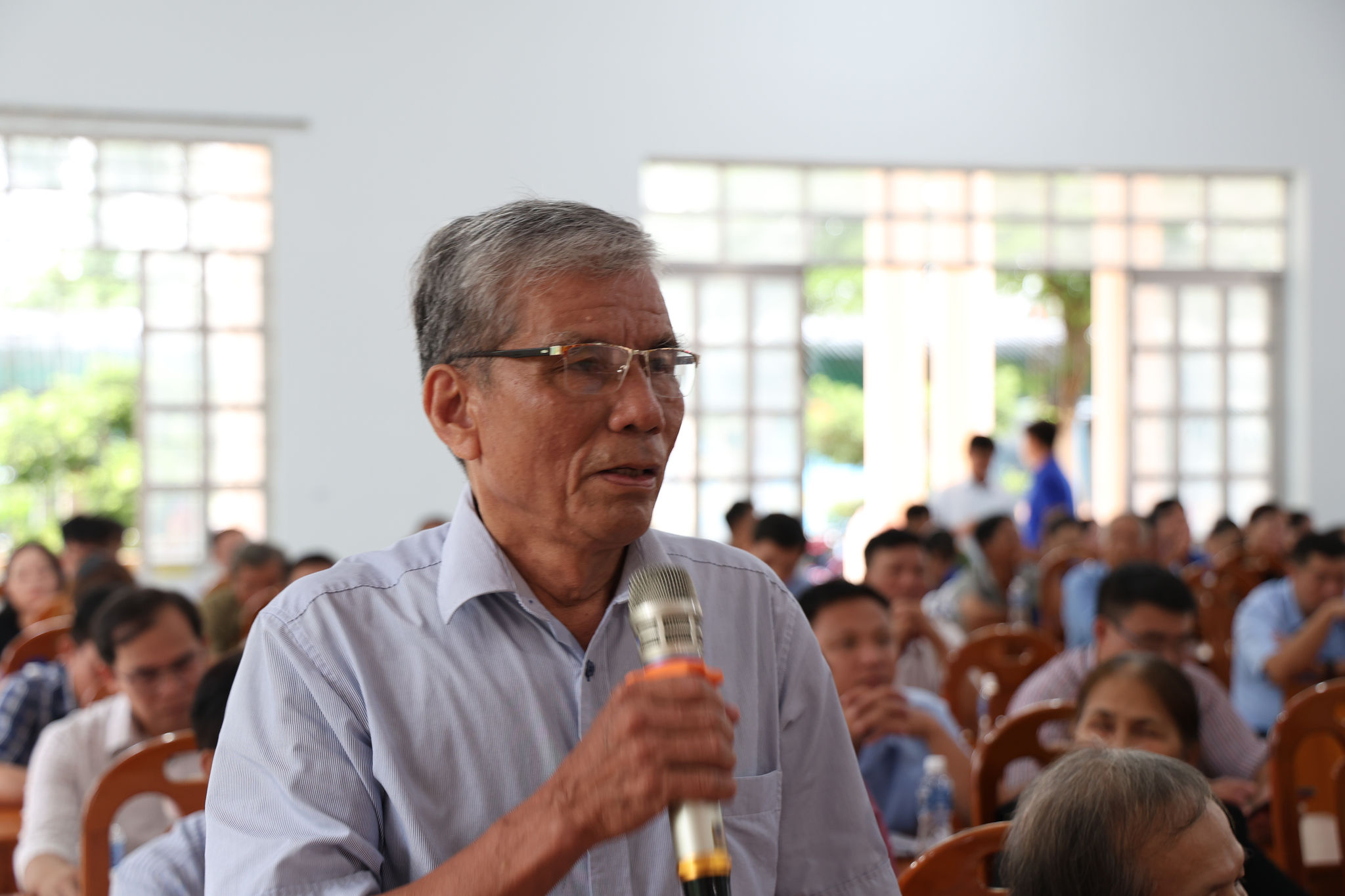 Cử tri Châu Bảo Tô, thôn Đức Phú 2 nêu kiến nghị về giao thông nông thôn trên địa bàn xã xuống cấp