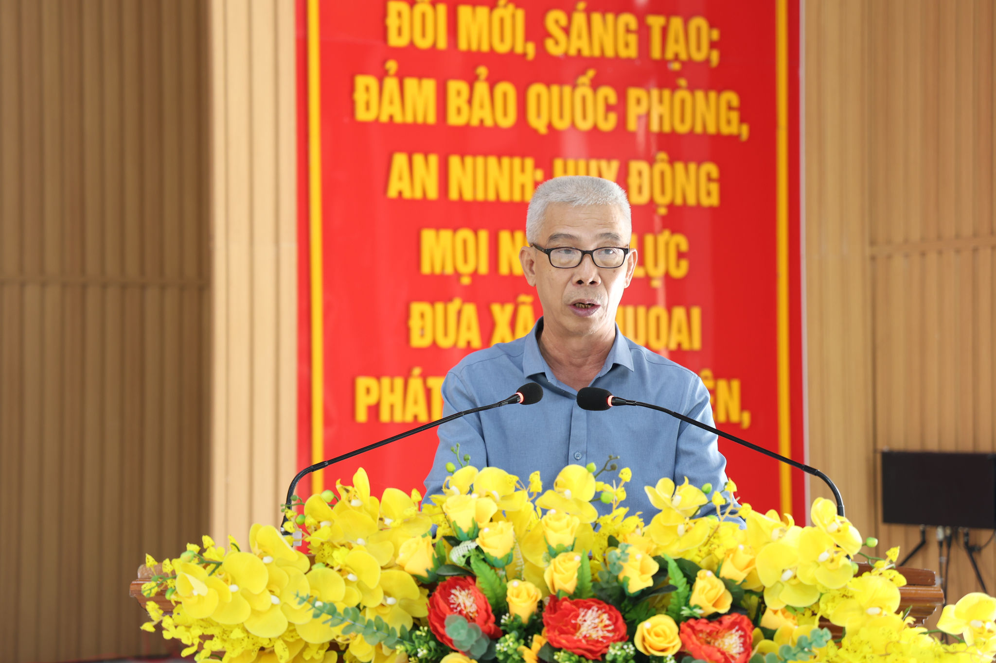 Cử tri Lê Thanh Tùng, Trưởng Thôn 2, xã Đạ Huoai kiến nghị về vấn đề giao thông thi công chậm khiến đời sống người dân ảnh hưởng