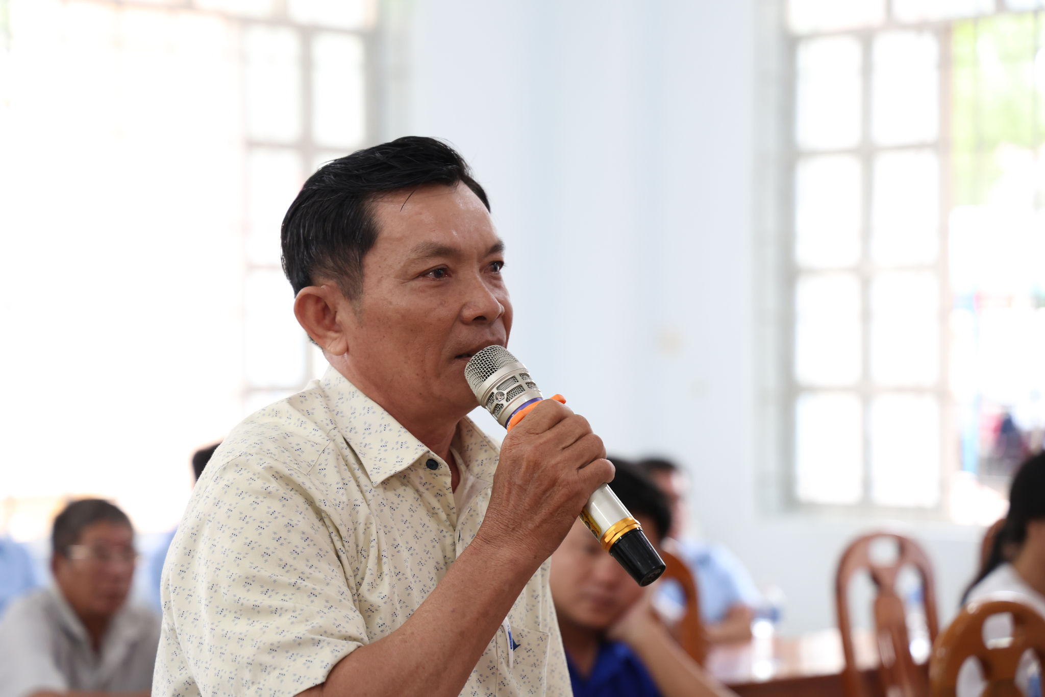 Cử tri Nguyễn Xuân Tùng, thôn 1, xã Nghị Đức kiến nghị về giao thông trung tâm xã nhỏ hẹp, gây mất an toàn cho người dân