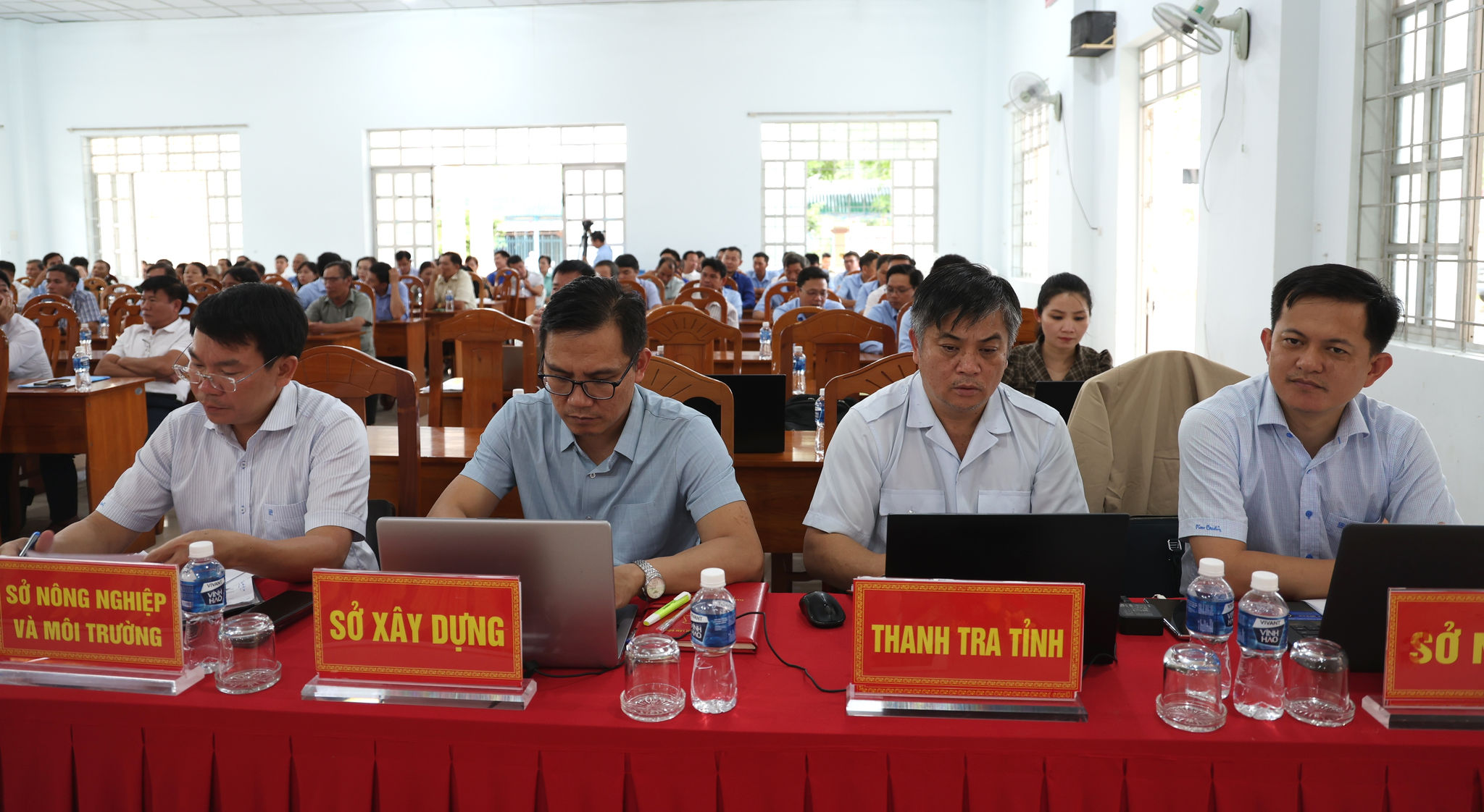 Đại diện các sở, ngành tỉnh Lâm Đồng tại hội nghị tiếp xúc cử tri