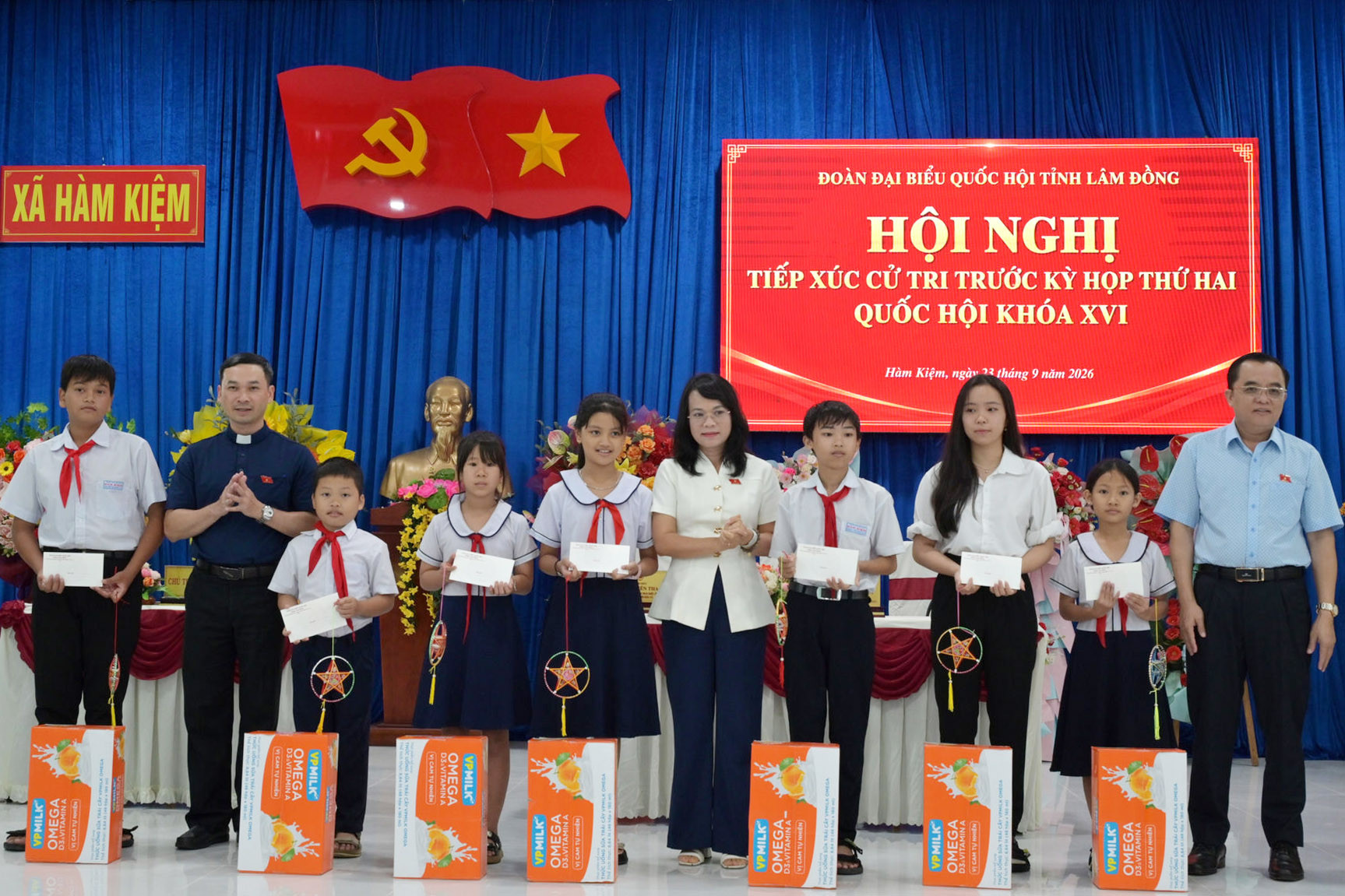 doan-dbqh-tinh-tang-qua-cho-hoc-sinh-vuot-kho-xa-ham-kiem-nhan-dip-trung-thu(1).jpg