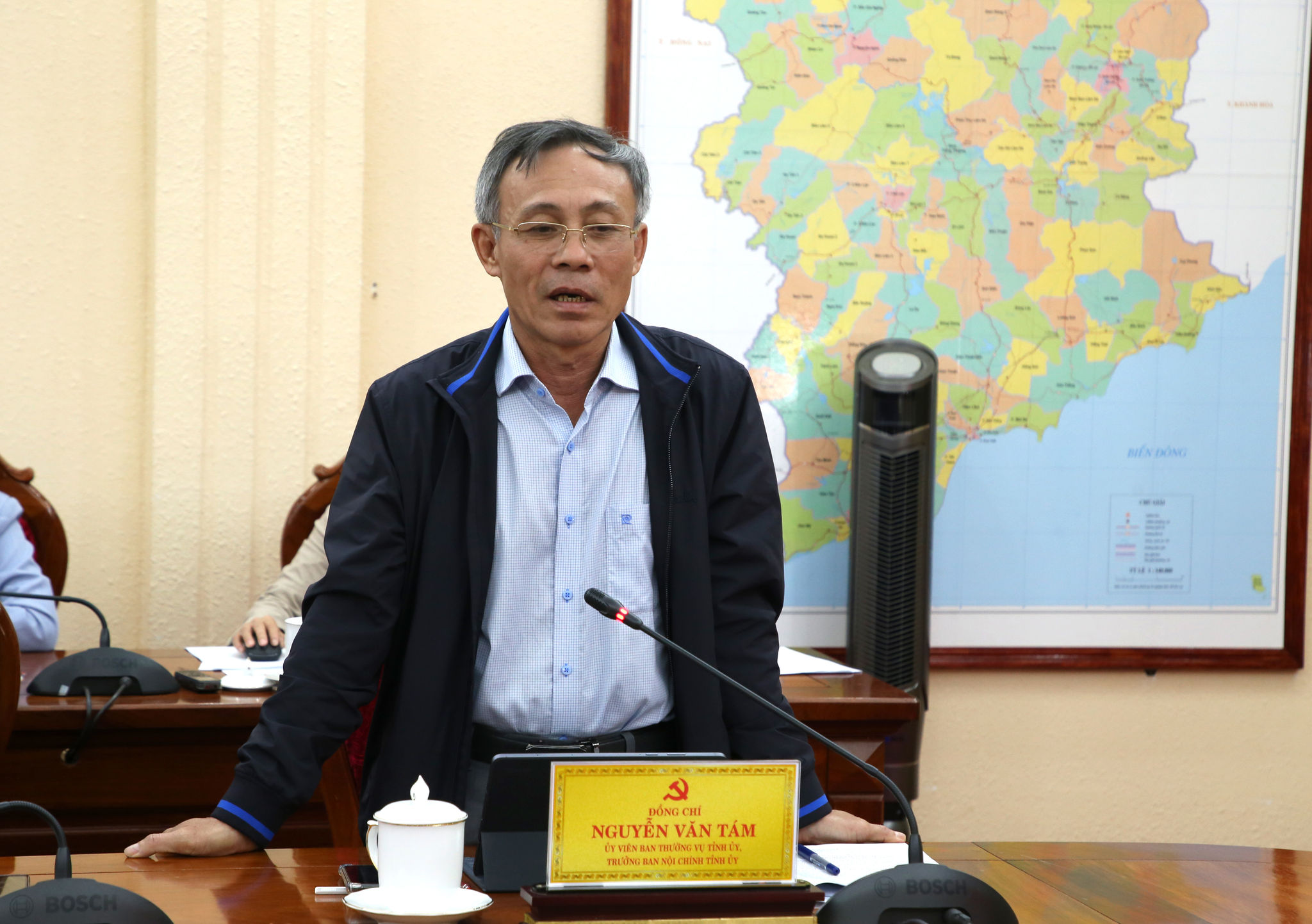 Đồng chí Nguyễn Văn Tám, Trưởng Ban Nội chính Tỉnh ủy Lâm Đồng báo cáo tại hội nghị