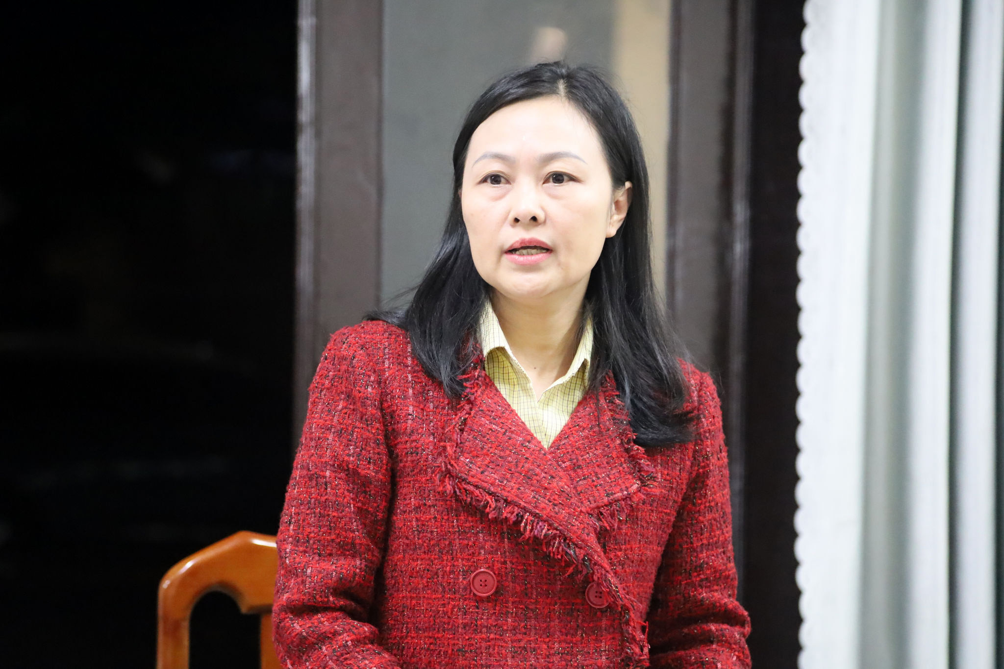 Phó Chủ nhiệm Ủy ban Kiểm tra Đảng ủy Các cơ quan Đảng tỉnh Lâm Đồng Lê Thị Thúy Hằng trao đổi công tác báo cáo, ghi chép trong sinh hoạt chi bộ của đảng viên thuộc Đảng ủy Báo và PTTH Lâm Đồng