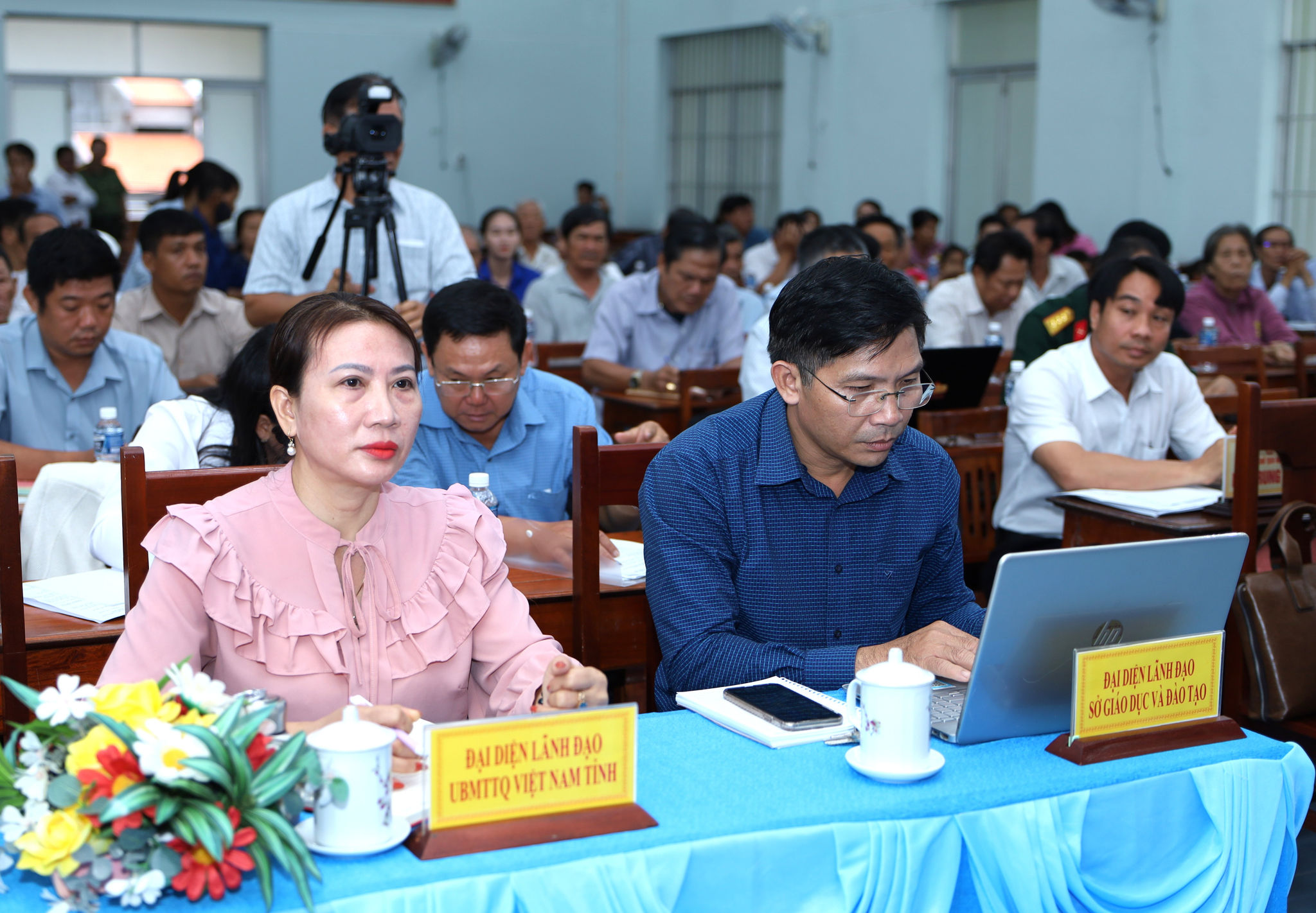 Lãnh đạo các sở, ngành và cử tri dự buổi tiếp xúc