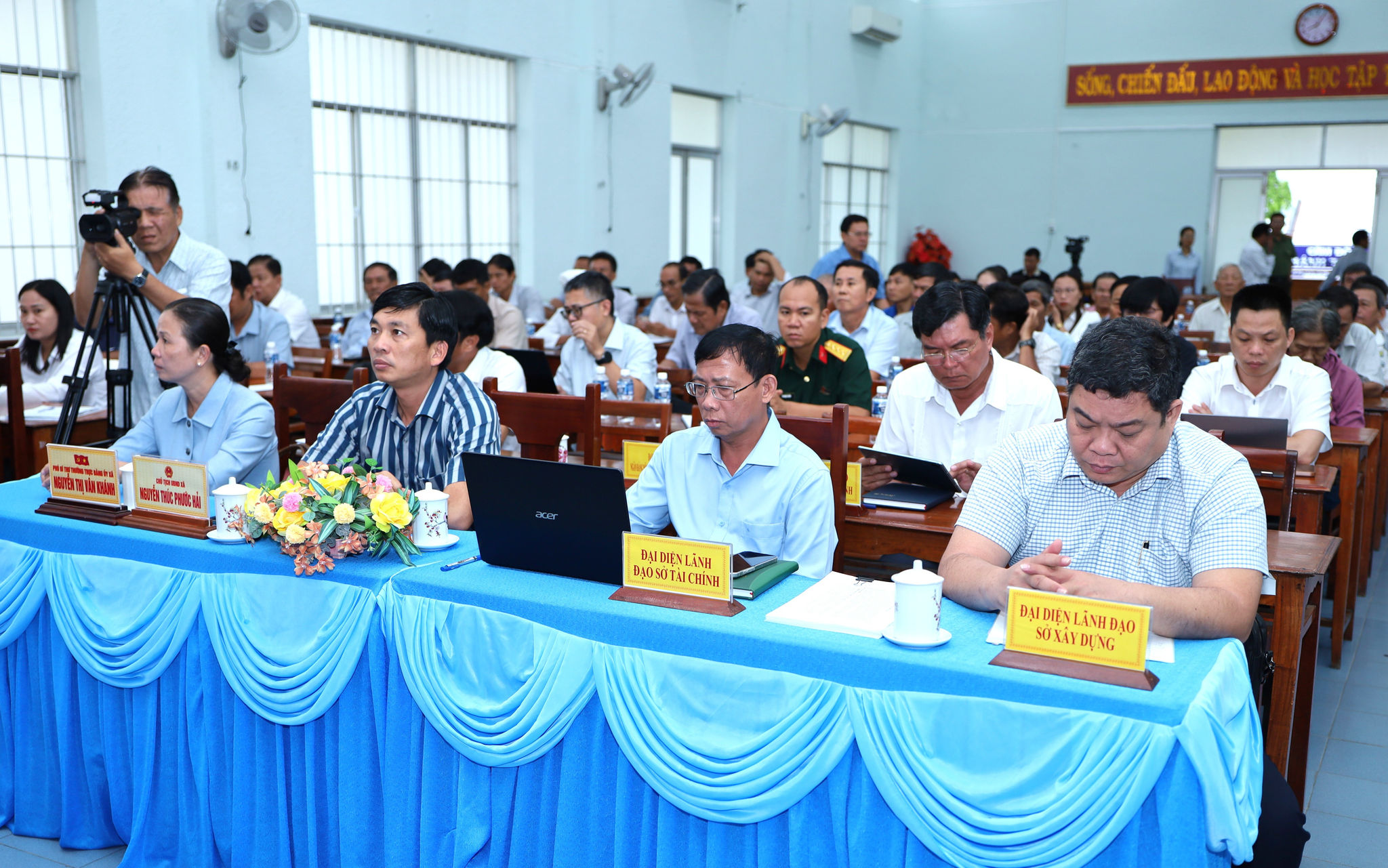 Lãnh đạo các sở, ngành và địa phương dự buổi tiếp xúc