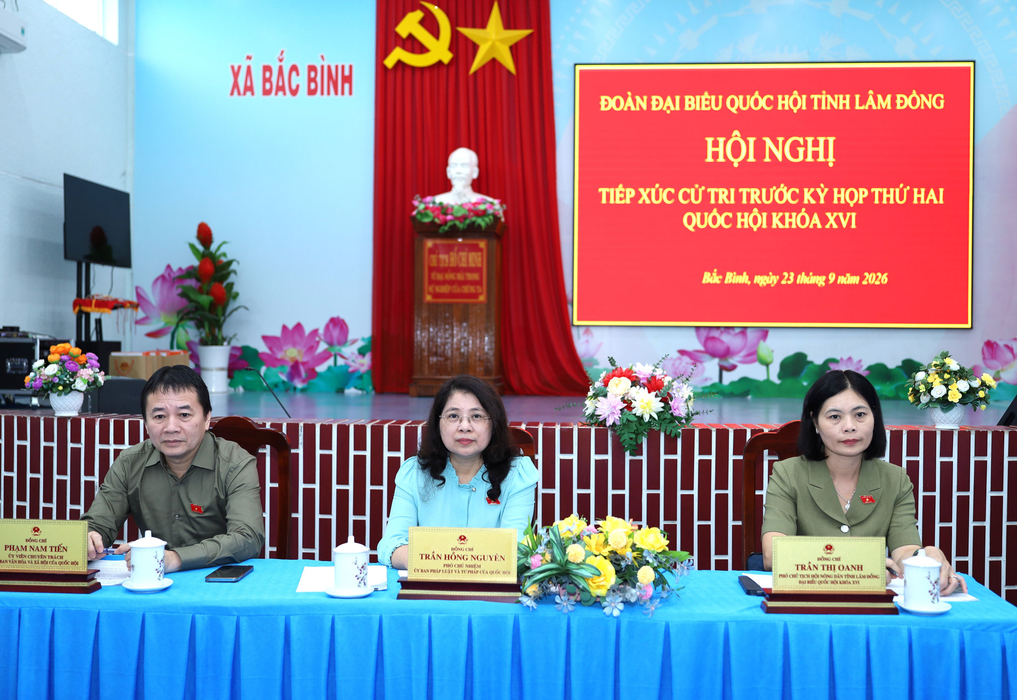 Bà Trần Hồng Nguyên (giữa), Phó Chủ nhiệm Ủy ban Pháp luật và Tư pháp của Quốc hội; ông Phạm Nam Tiến (ngoài cùng bên trái), Ủy viên chuyên trách Ủy ban Văn hóa và Xã hội của Quốc hội; bà Trần Thị Oanh (ngoài cùng bên phải) tại buổi