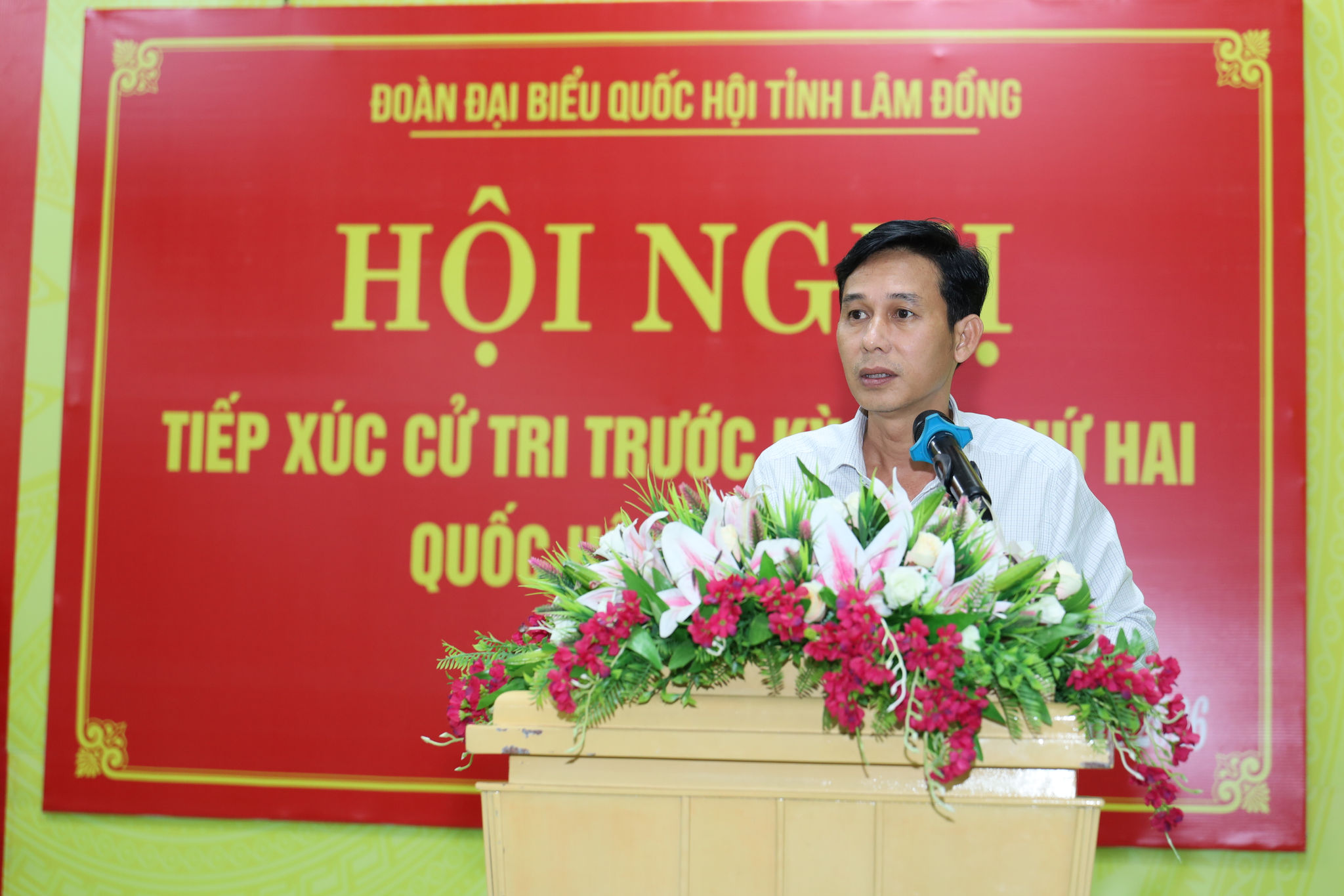 Ông Khuê Khúc Kỷ Nguyên, Chủ tịch UBND xã Sông Lũy trả lời kiến nghị cử tri tại buổi tiếp xúc