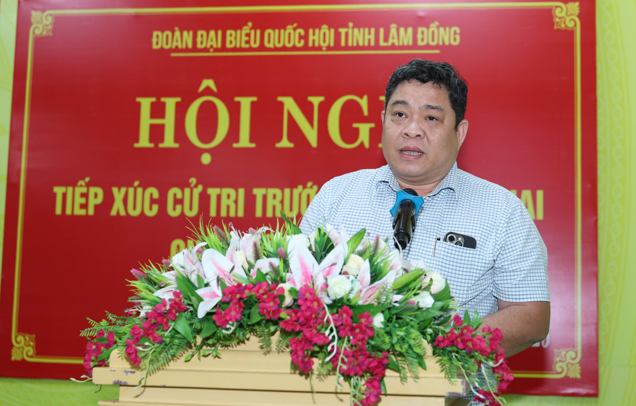Ông Nguyễn Thanh Long, Phó Giám đốc Sở Xây dựng Lâm Đồng trả lời kiến nghị cử tri tại buổi tiếp xúc (2)