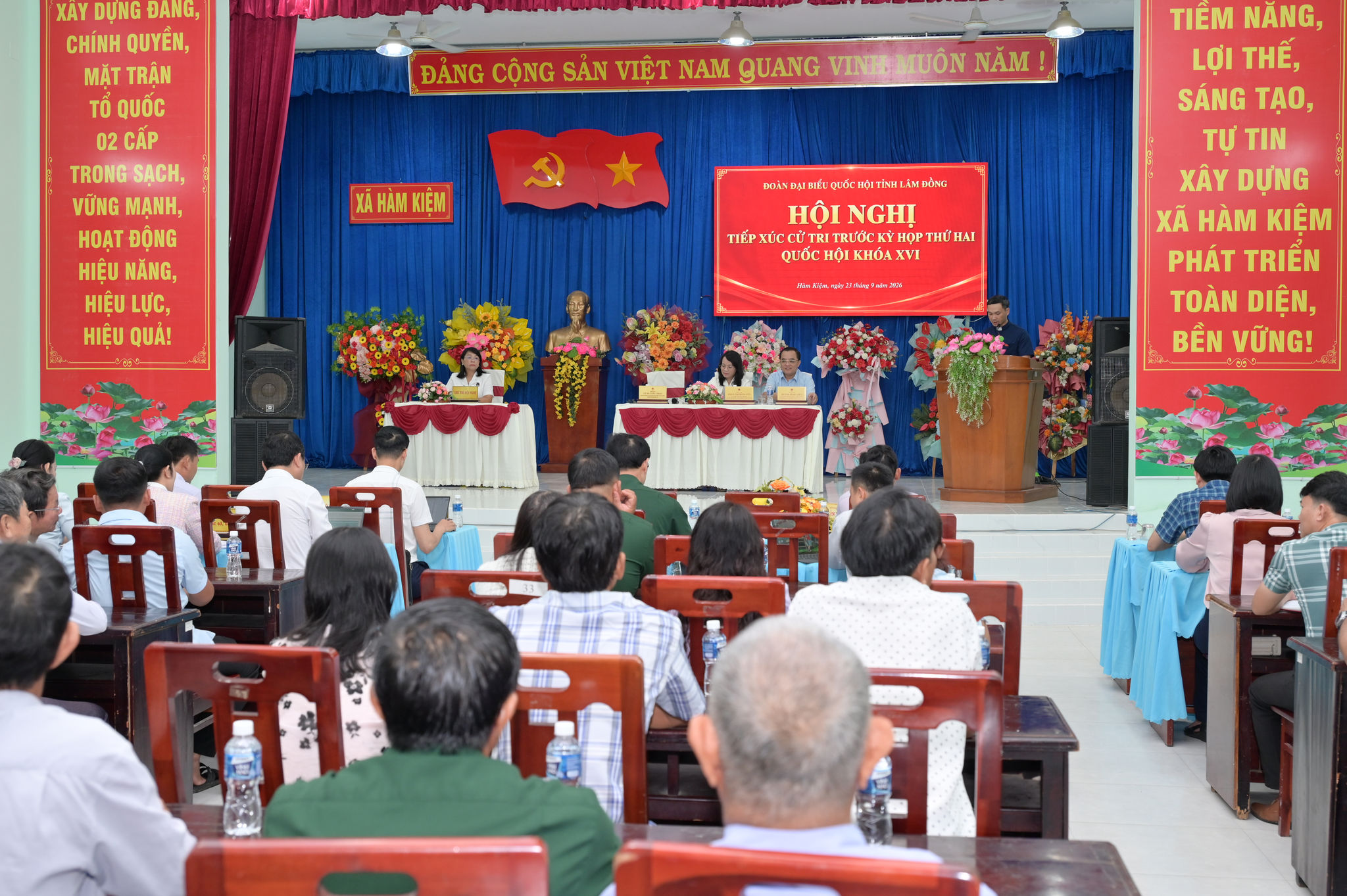 Toàn cảnh buổi tiếp xúc cử tri tại xã Hàm Kiệm