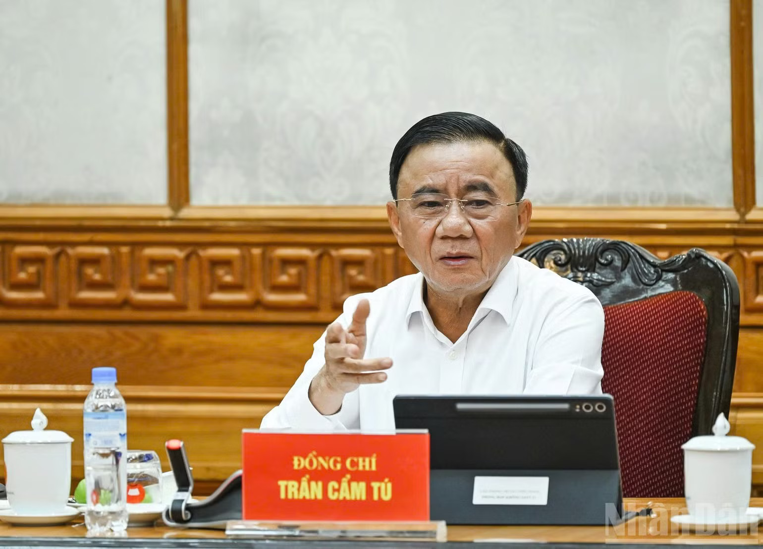 Đồng chí Thường trực Ban Bí thư đề nghị phân công rõ trách nhiệm giữa các cơ quan, đơn vị tham gia; phối hợp chặt chẽ trong quá trình triển khai, vận hành hệ thống. (Ảnh: DUY LINH) ndo_br_1790156058034-5015684456111584091-5015684456111584091-h.jpg