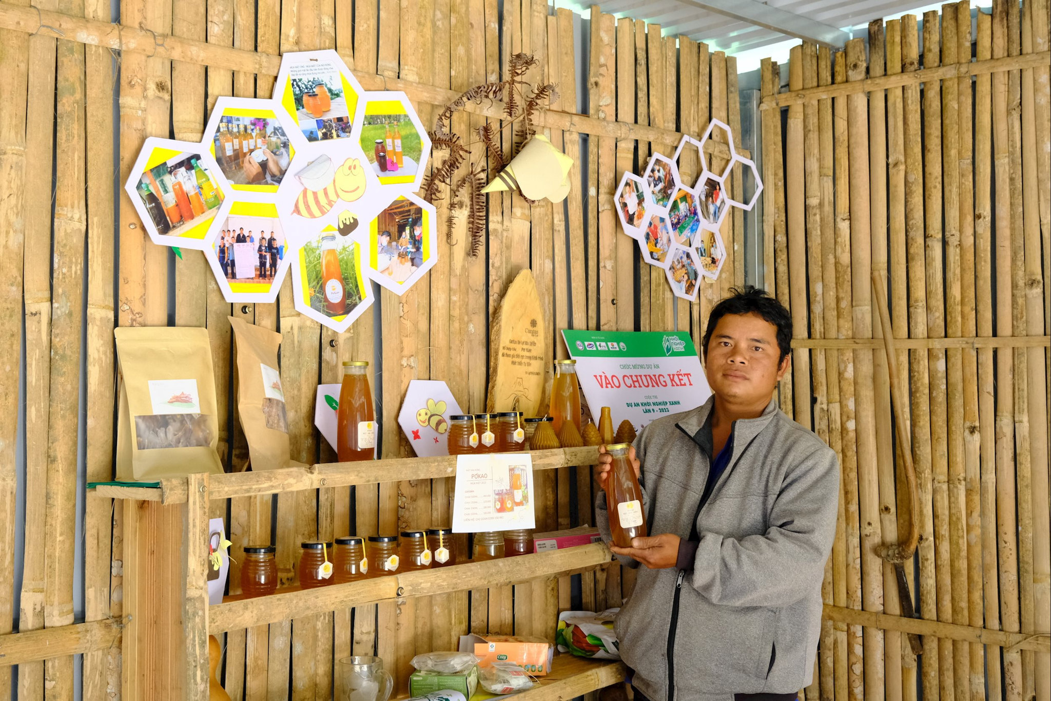 Anh Long Đinh Ha Ônh - Tổ phó Tổ hợp tác Ong Pơkao giới thiệu về hành trình phát triển thương hiệu Mật ong rừng Pơkao của người dân địa phương