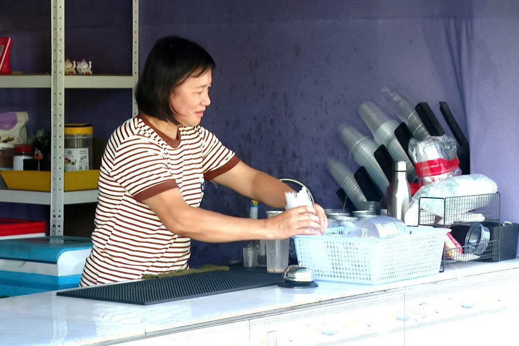 ba-dam-thi-hong-thuy-o-thon-2-xa-bac-ruong-phan-khoi-vi-duong-sa-khang-trang-giup-viec-mua-ban-thuan-loi-hon-truoc(1).jpg