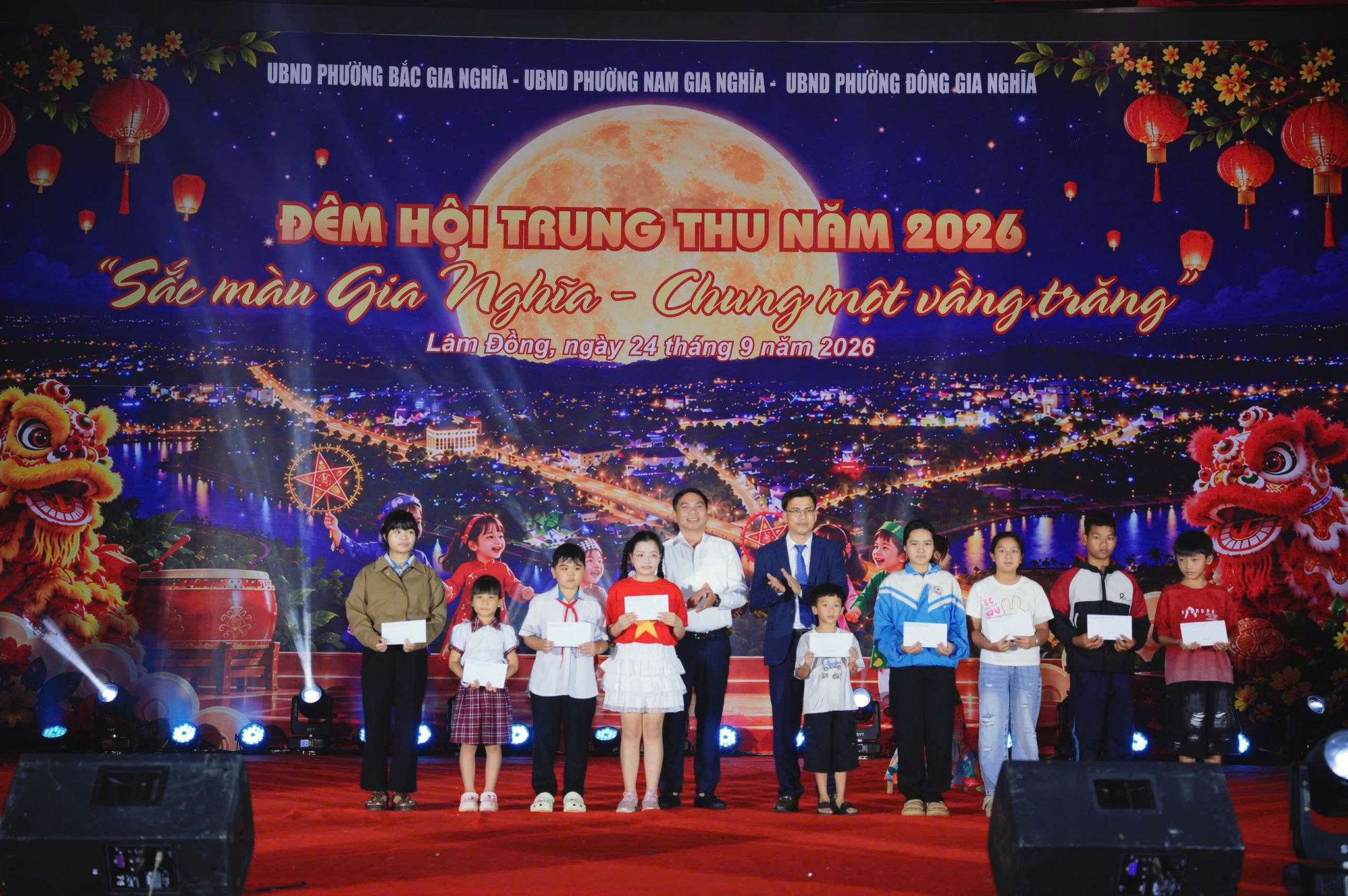 Các em học sinh vượt khó đạt thành tích tốt trong học tập nhận học bổng từ ban tổ chức